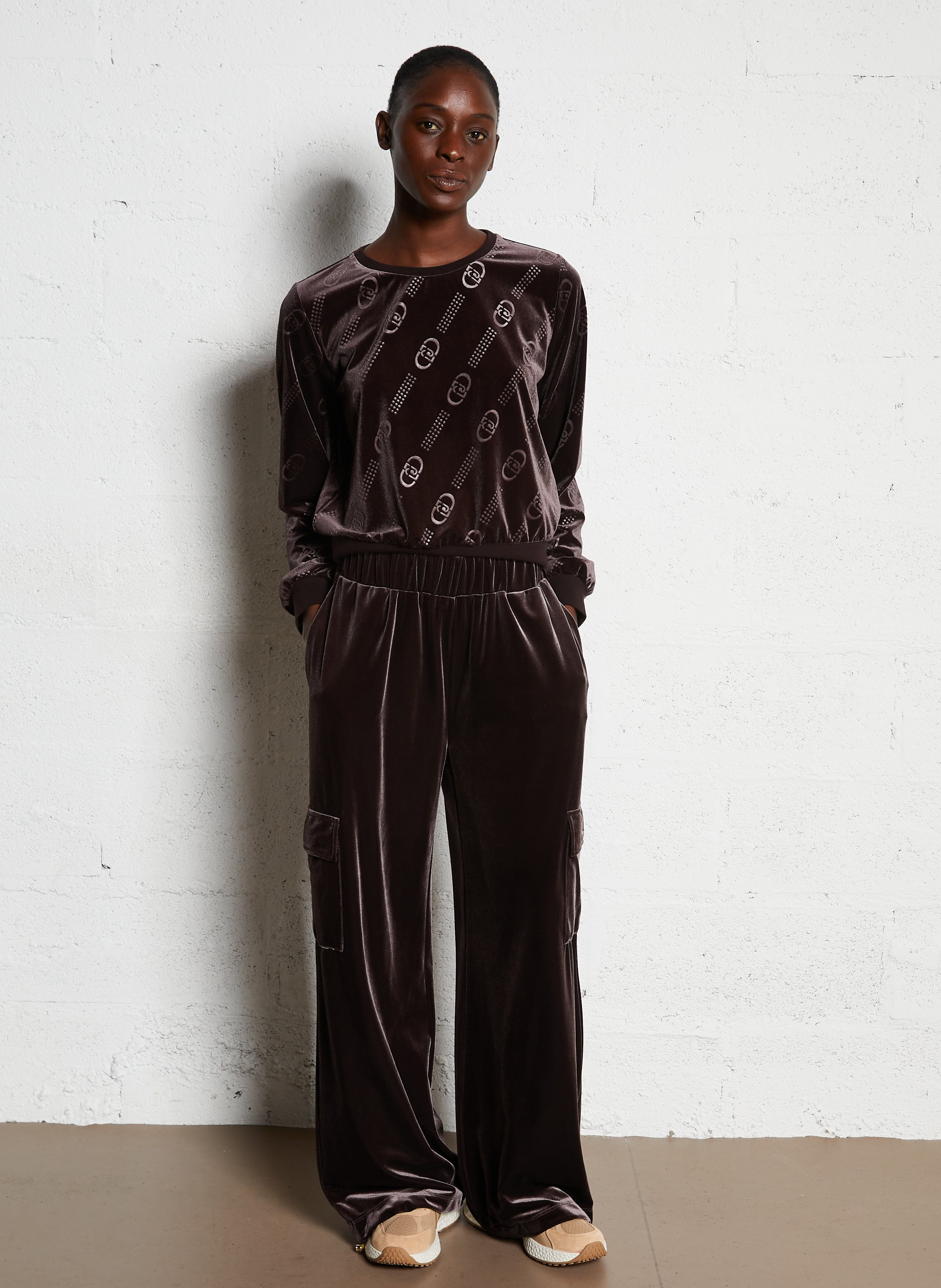 Weit geschnittene Velours-Hose mit elastischem Bund. LIU JO Braun