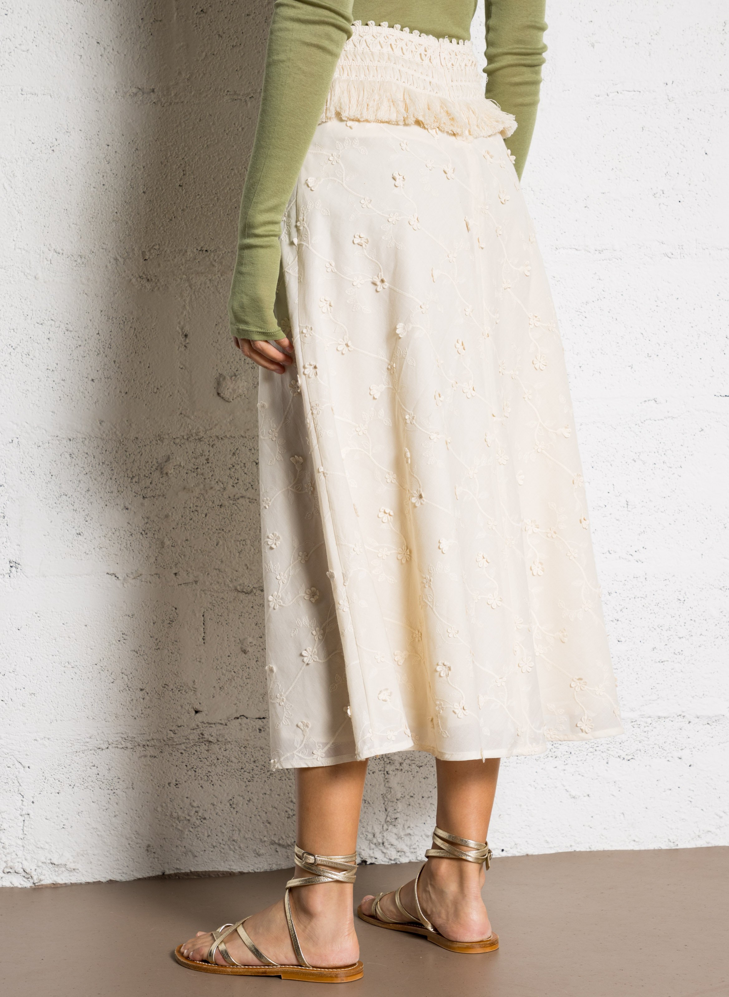 Jupe mi-longue brodée en coton Beige