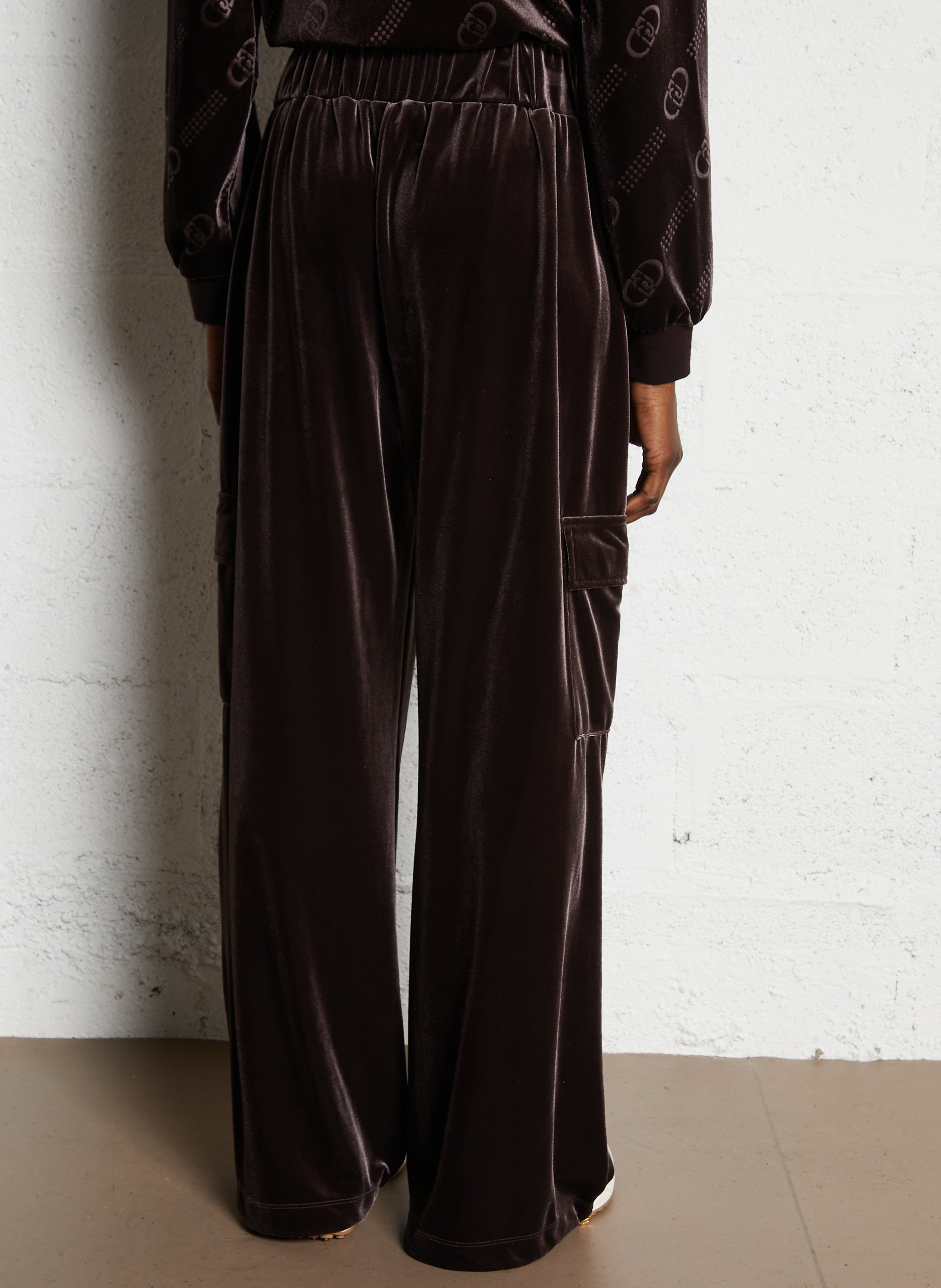 Weit geschnittene Velours-Hose mit elastischem Bund. LIU JO Braun