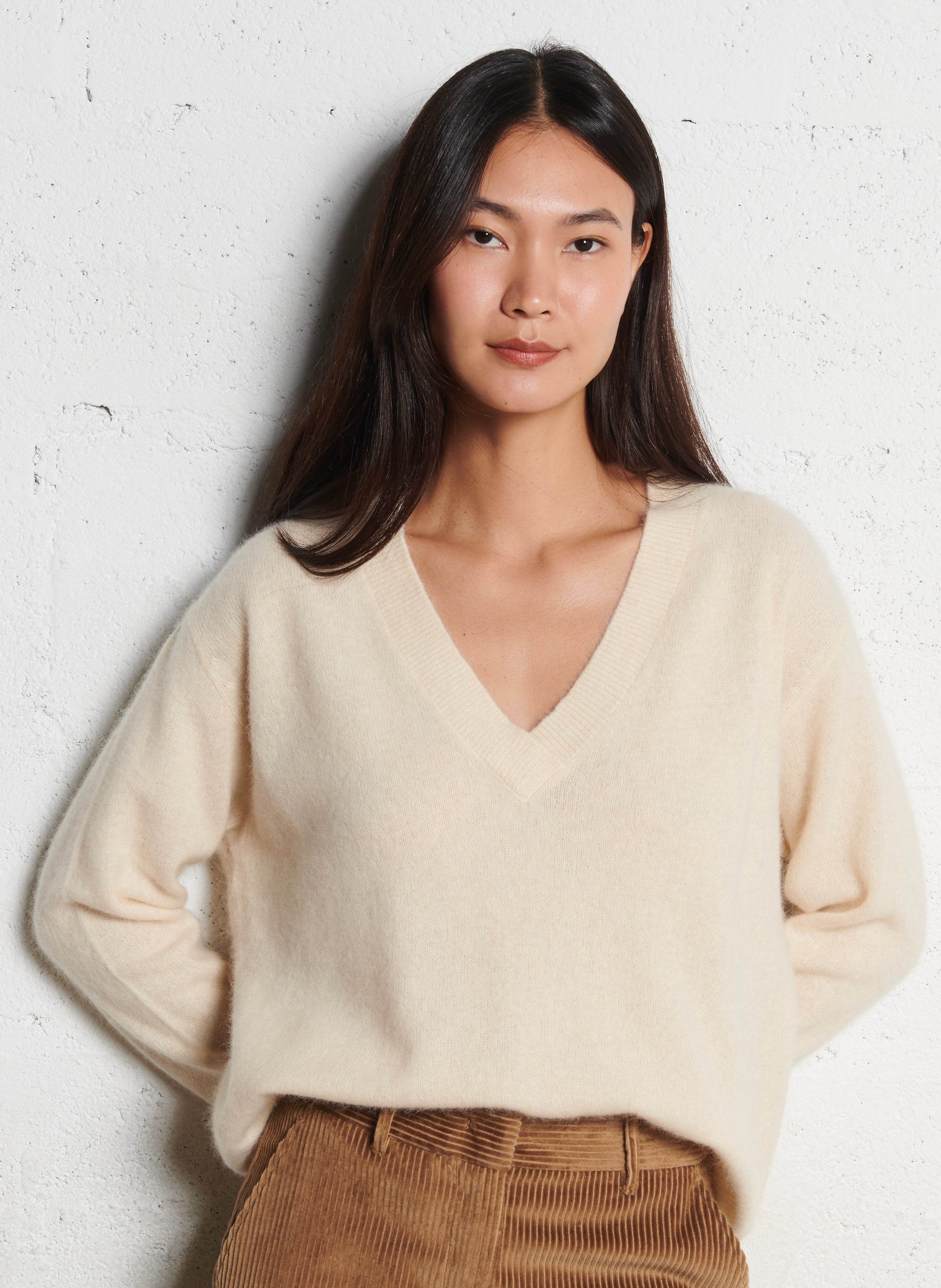 Pull col V en fourrure de raton laveur mélangée  MAJESTIC FILATURES Beige
