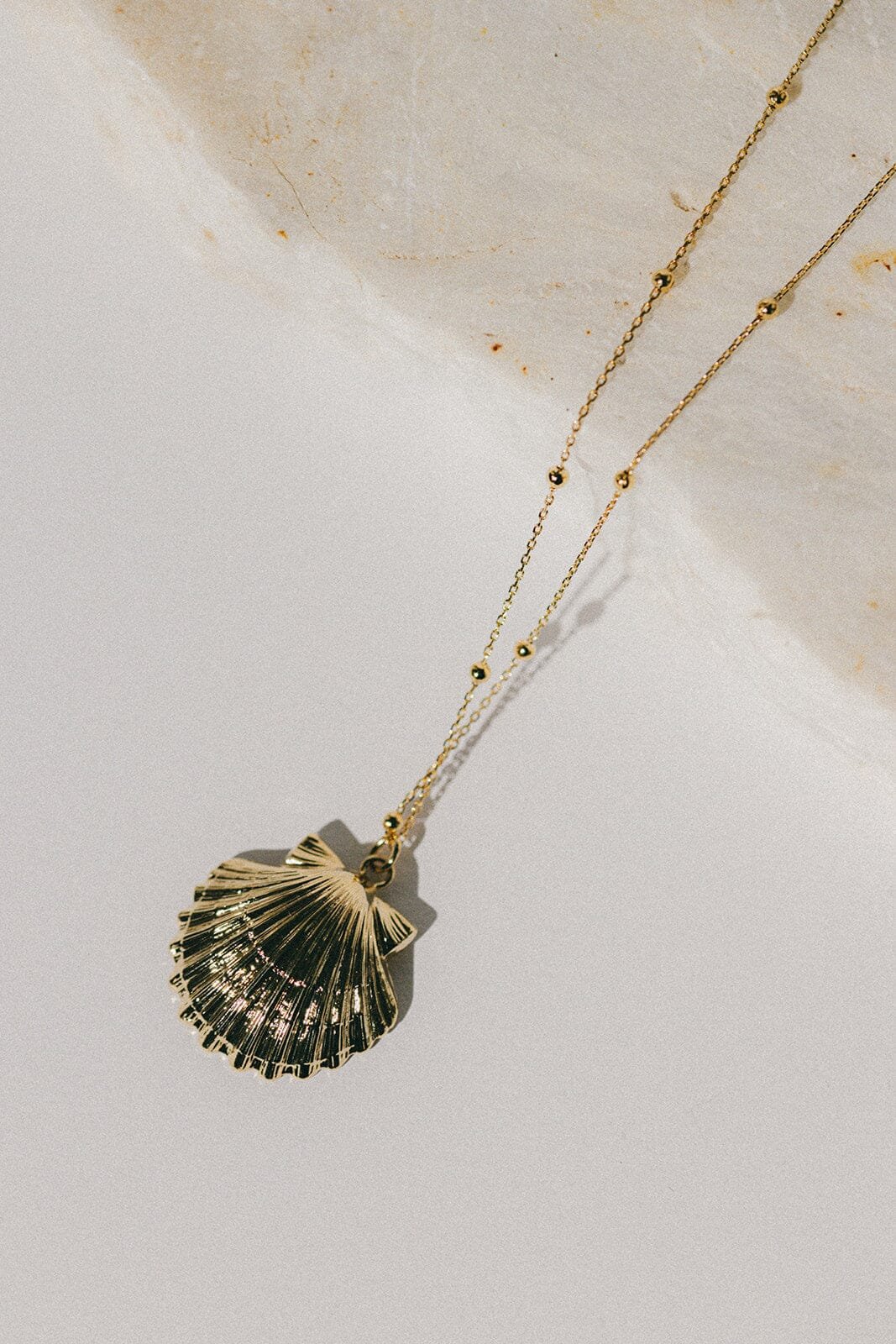 Long gold-plated shell necklace Golden