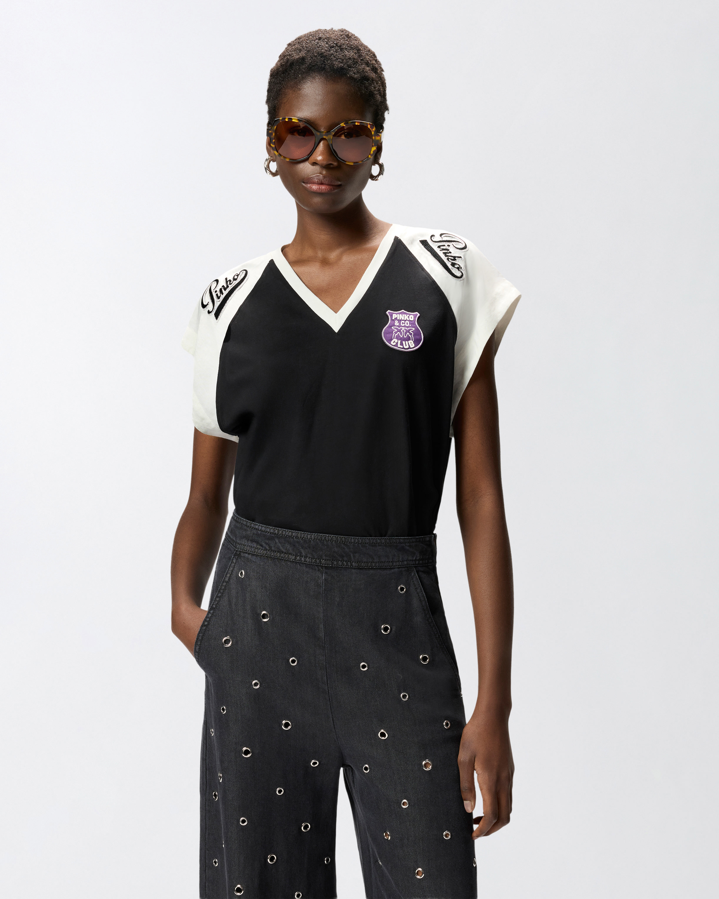 T-shirt col v avec écusson motif logo PINKO Multicolore