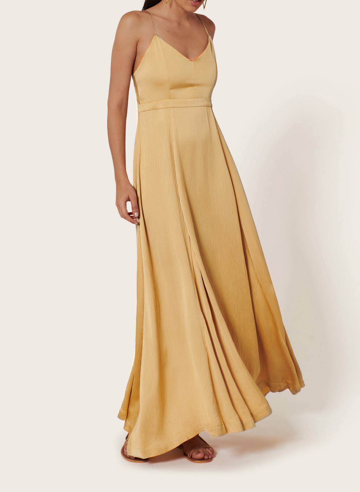 Lange, glanzende jurk met V-hals KARMA KOMA Beige