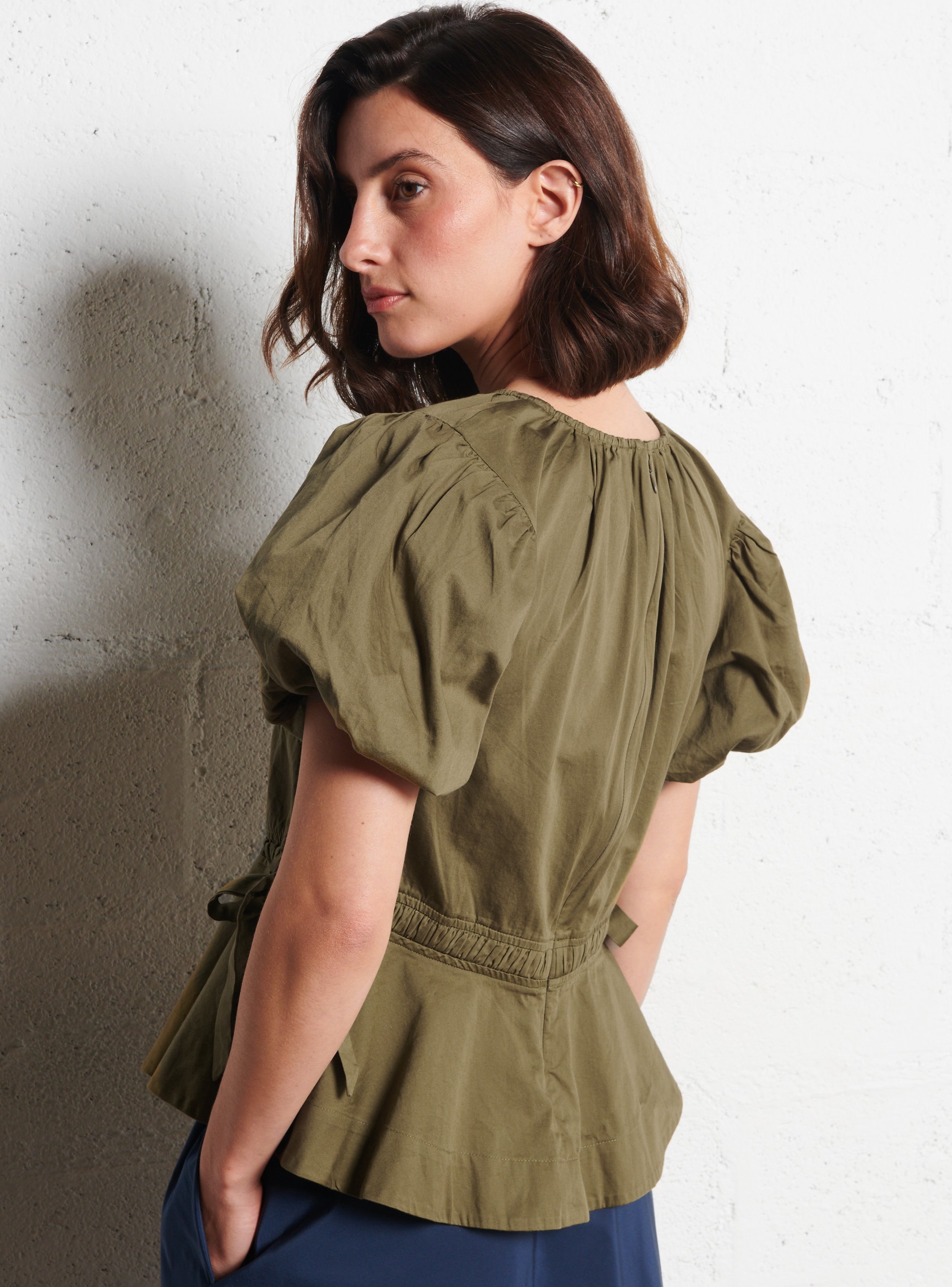 Top cintré à manches courtes bouffantes uni DAMSON MADDER Kaki