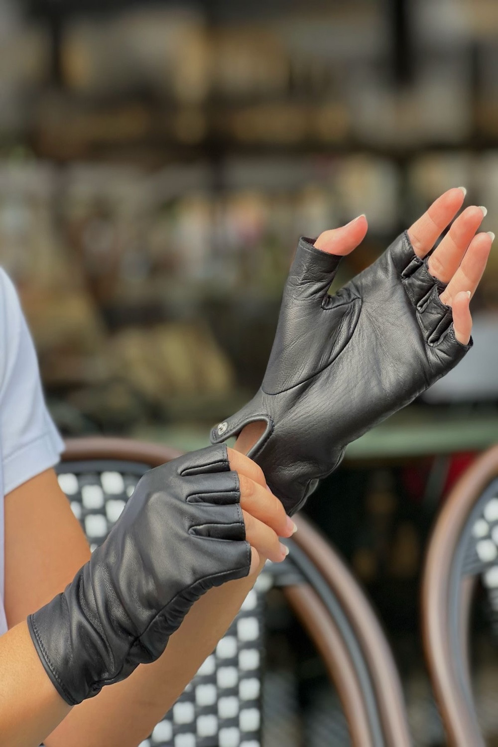 Lynette leather mittens lined with silk AGNELLE Black