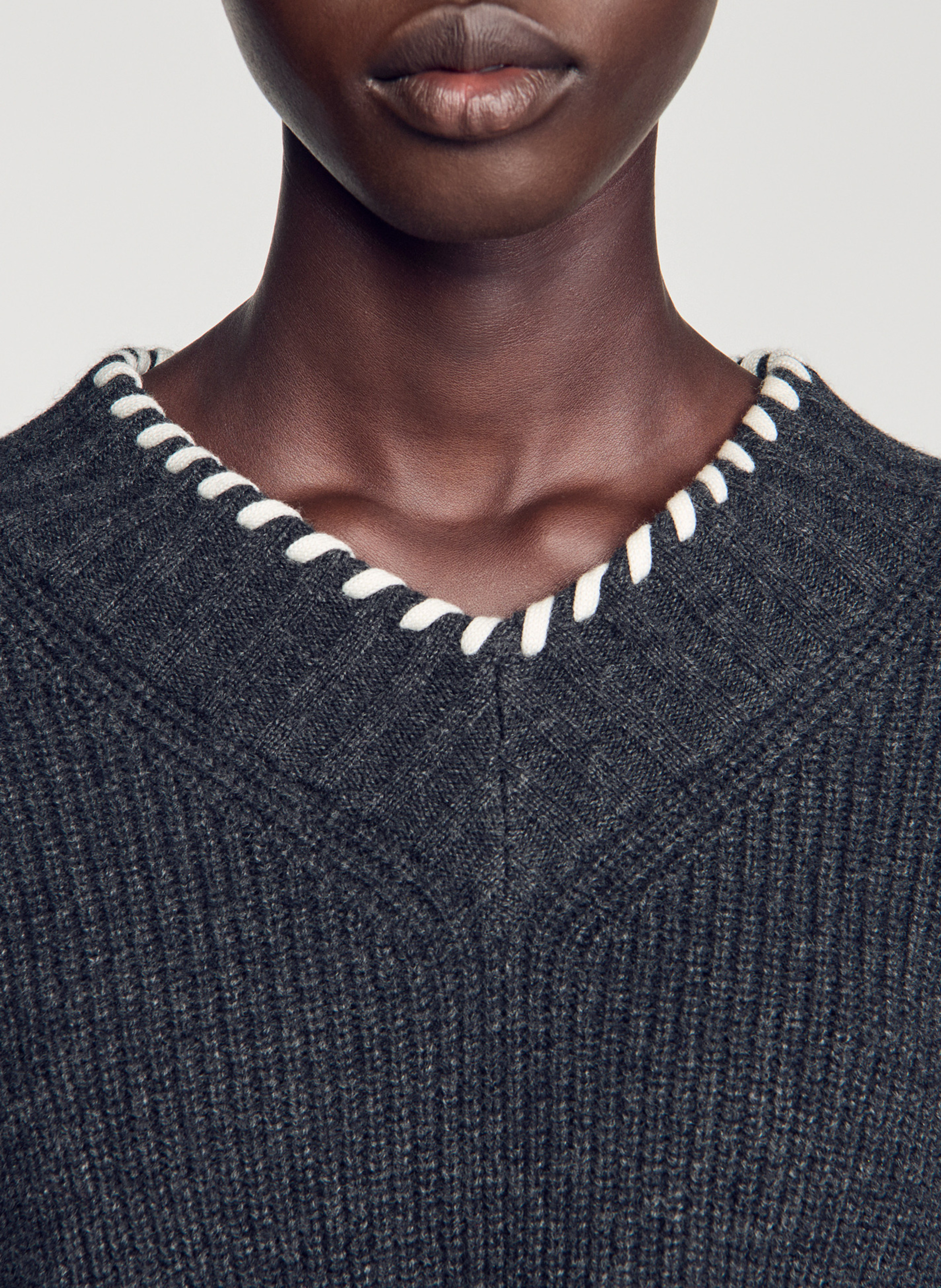 Pull droit col V en laine SANDRO Gris