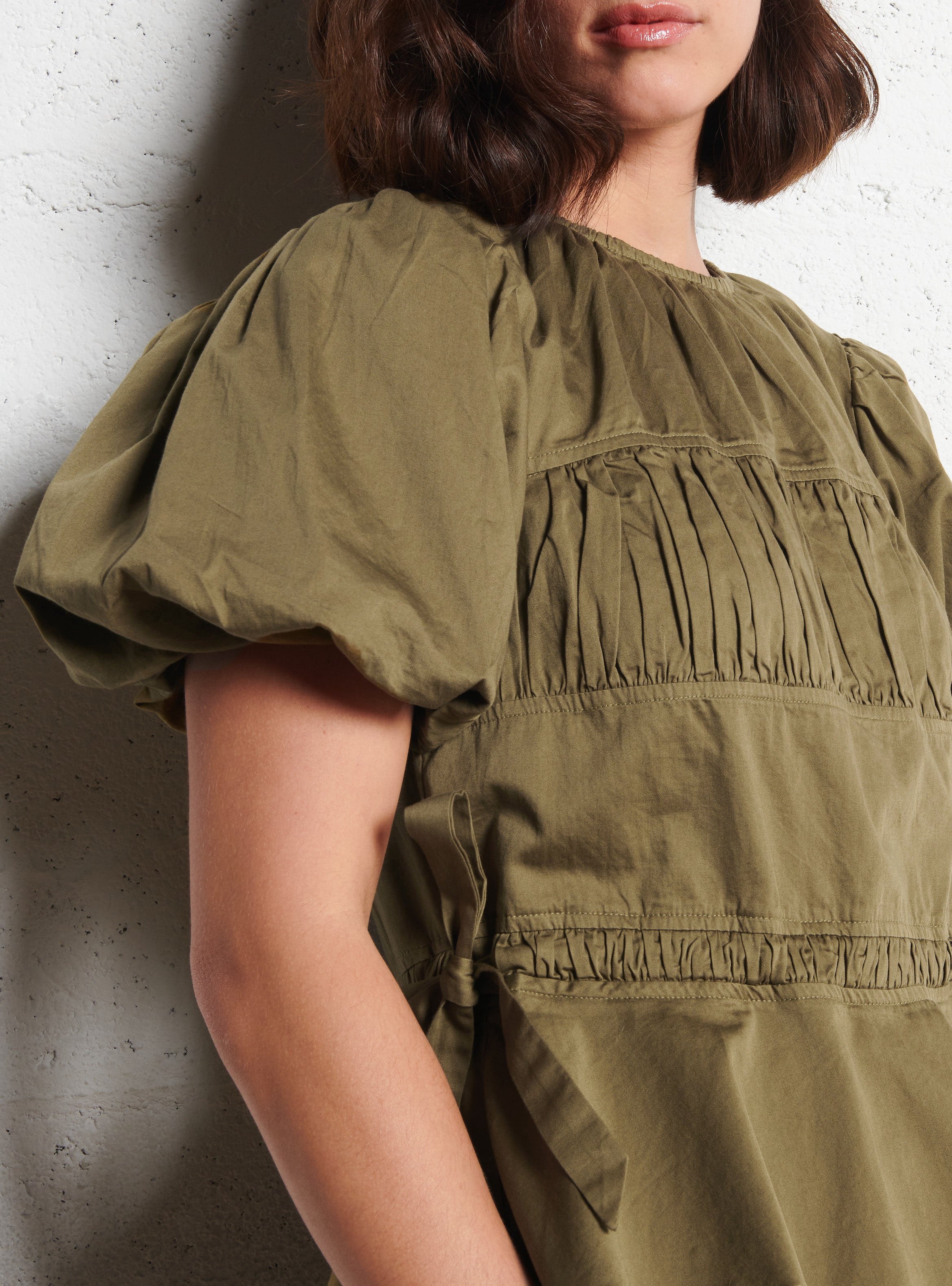Top cintré à manches courtes bouffantes uni DAMSON MADDER Kaki