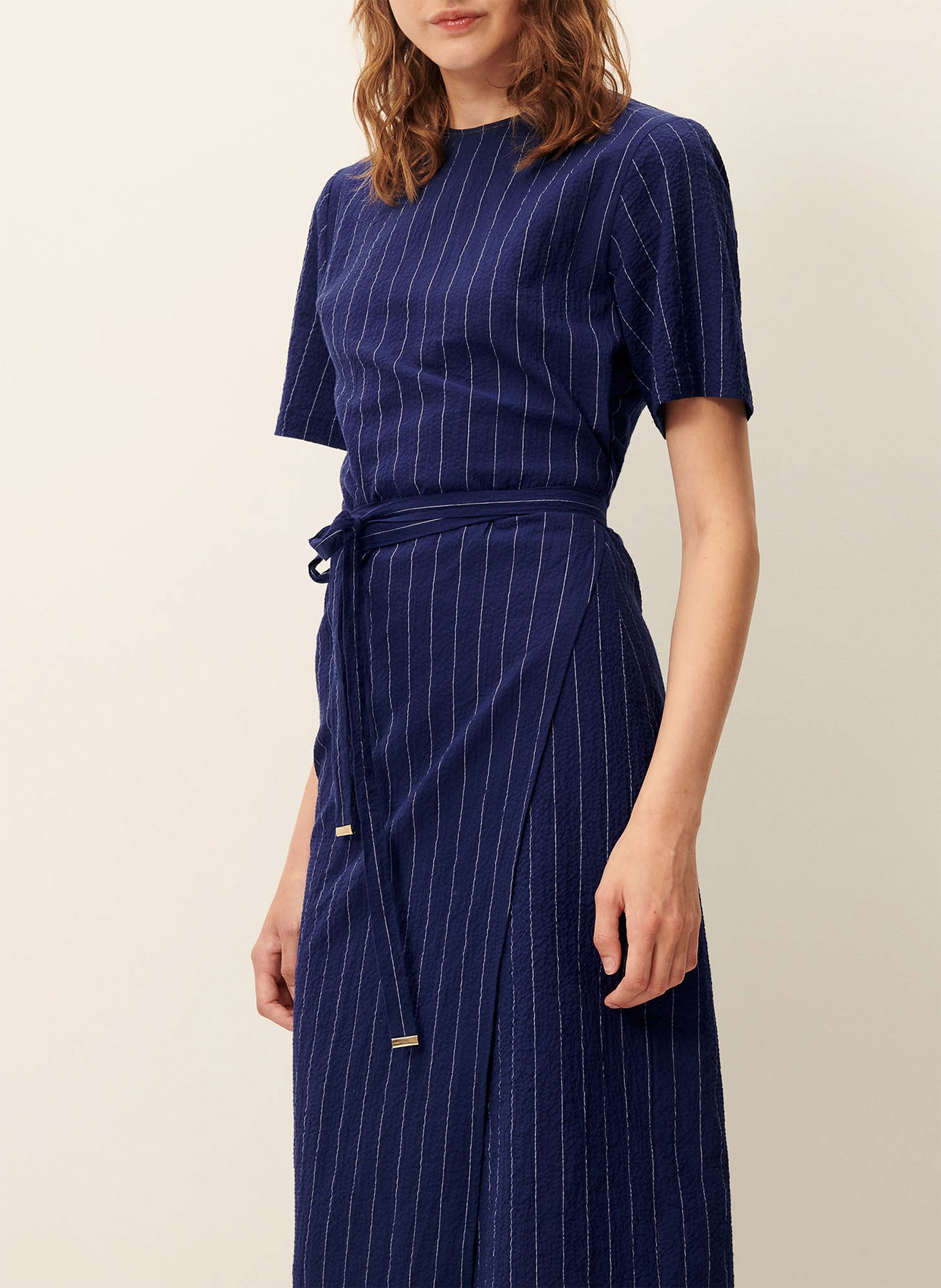 Gestreepte midi-jurk met een rechte pasvorm en overslag halslijn SESSUN Blauw