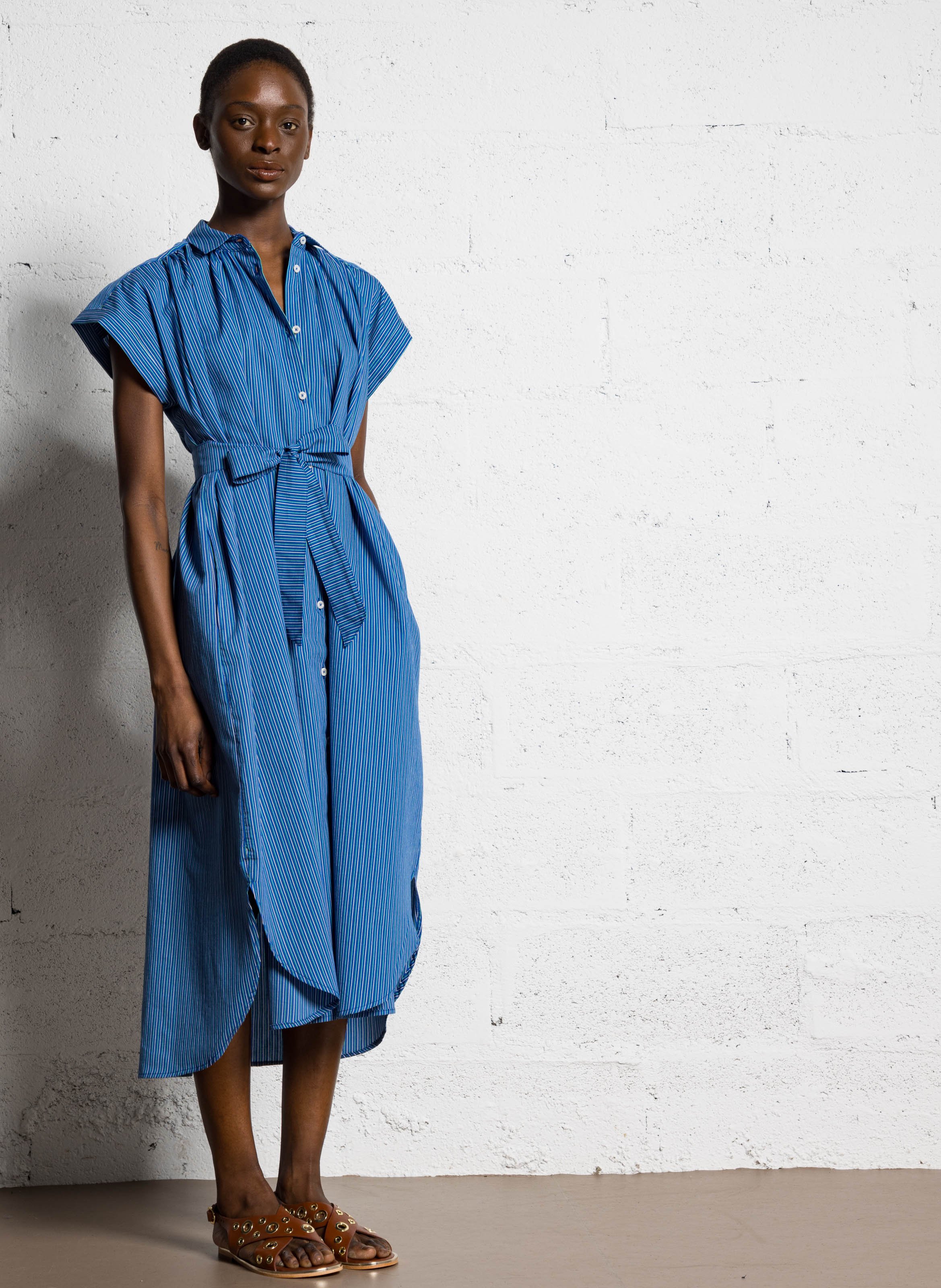 Lange jurk met klassieke kraag van gemengd katoen BELLEPIECE Blauw