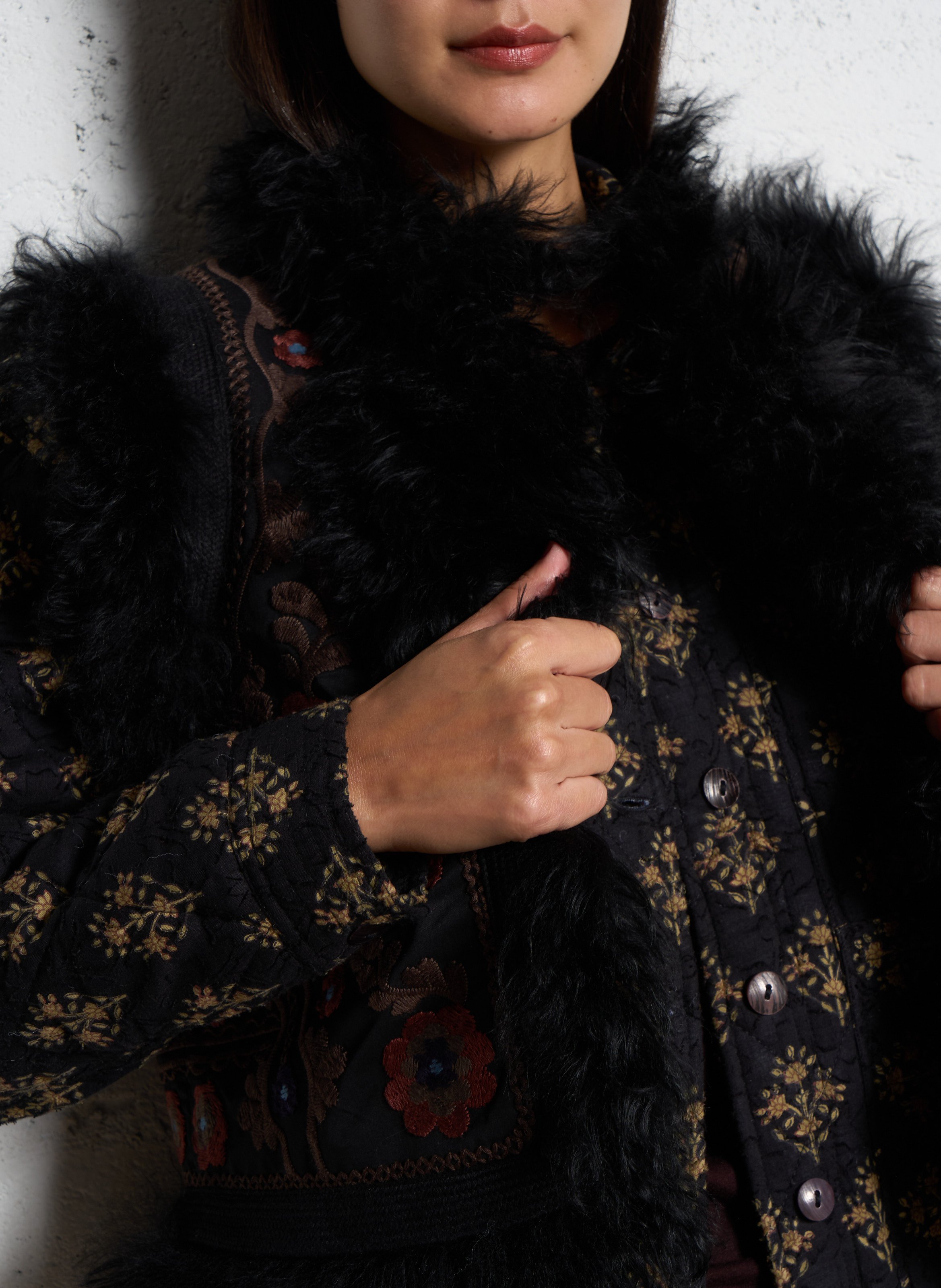 Ärmellose bestickte Wollmischweste ANTIK BATIK Schwarz