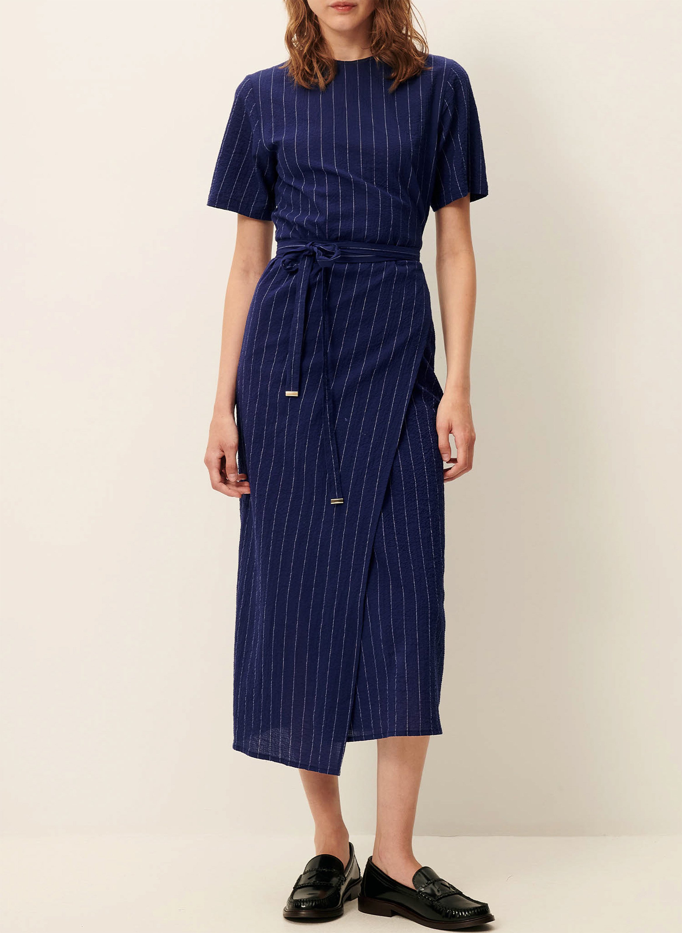 Gestreepte midi-jurk met een rechte pasvorm en overslag halslijn SESSUN Blauw