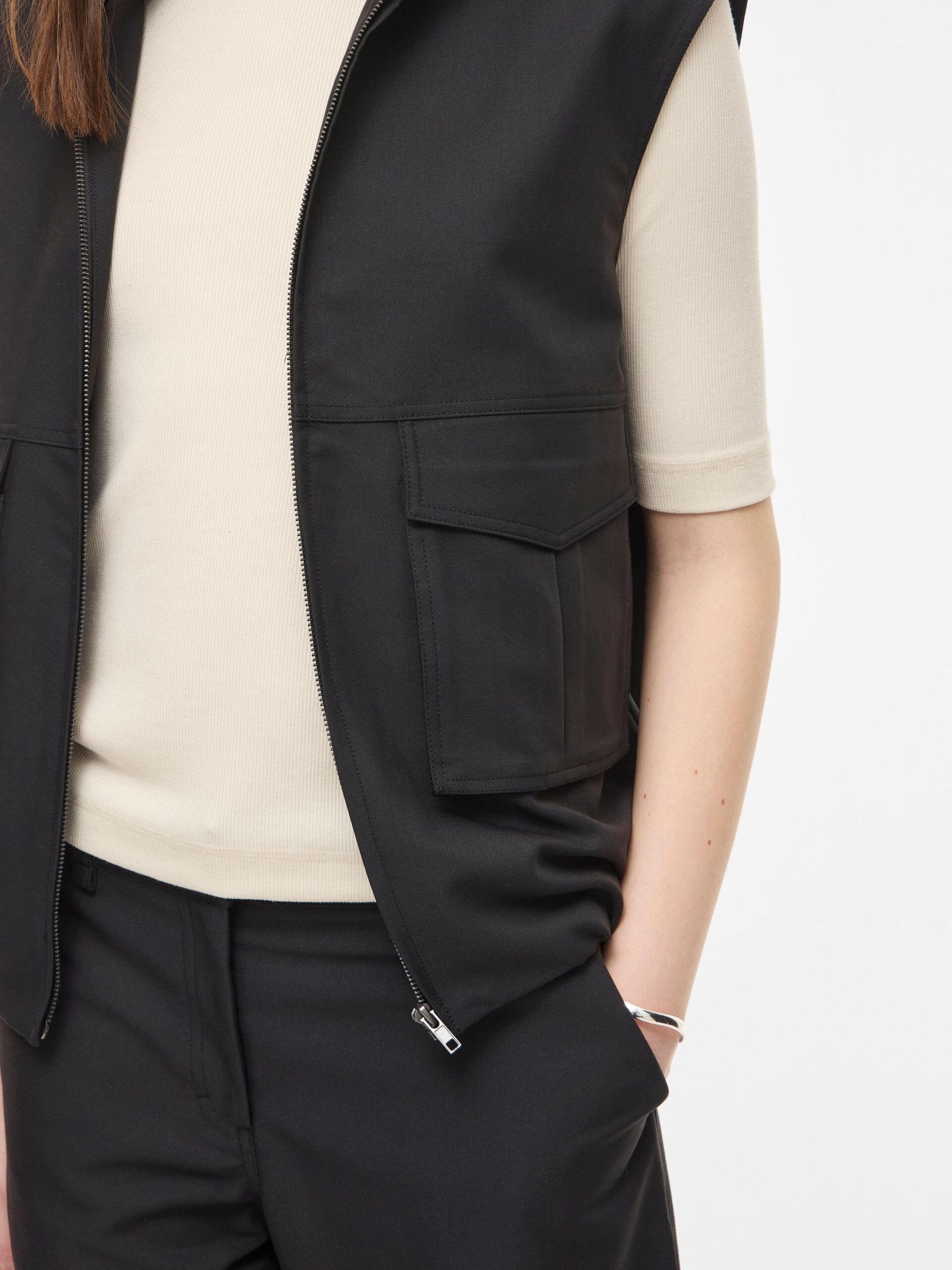 Wijdvallend mouwloos vest in effen kleur. ROUGE EDIT Grijs