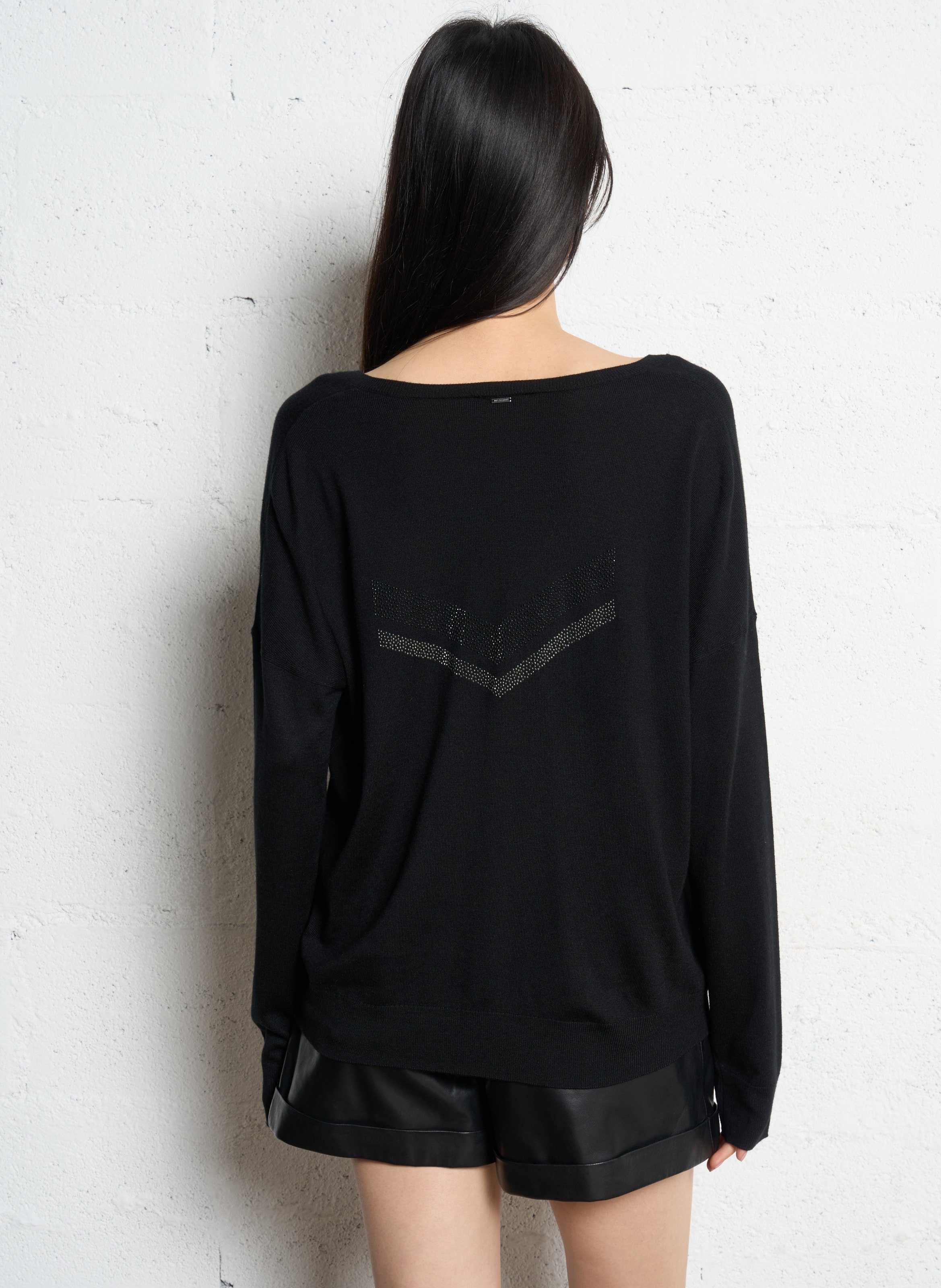 Gerade geschnittener Pullover mit V-Ausschnitt aus einfarbigem Strick. IKKS Schwarz