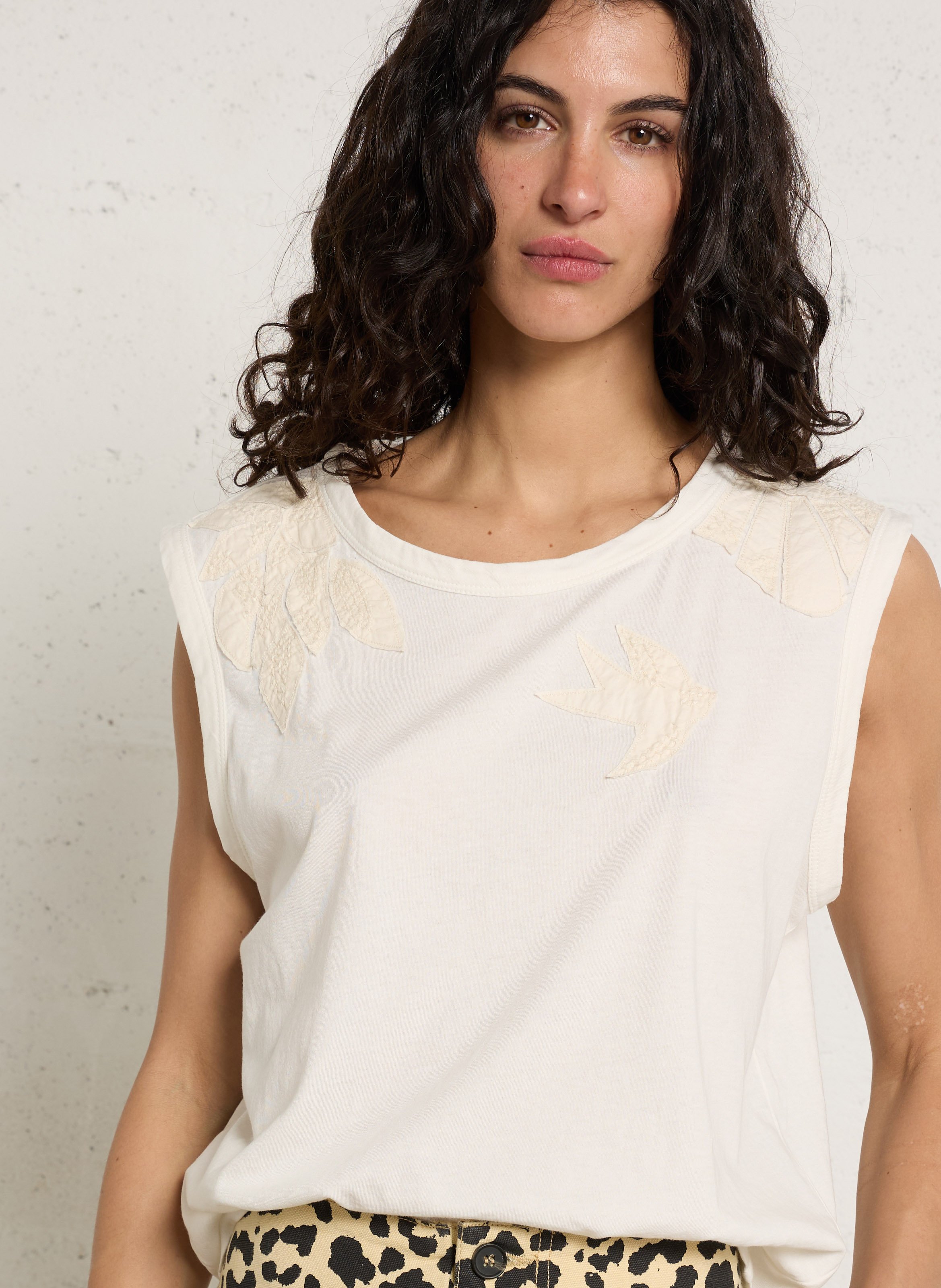 Tee-shirt sans manches brodé col rond LEON & HARPER