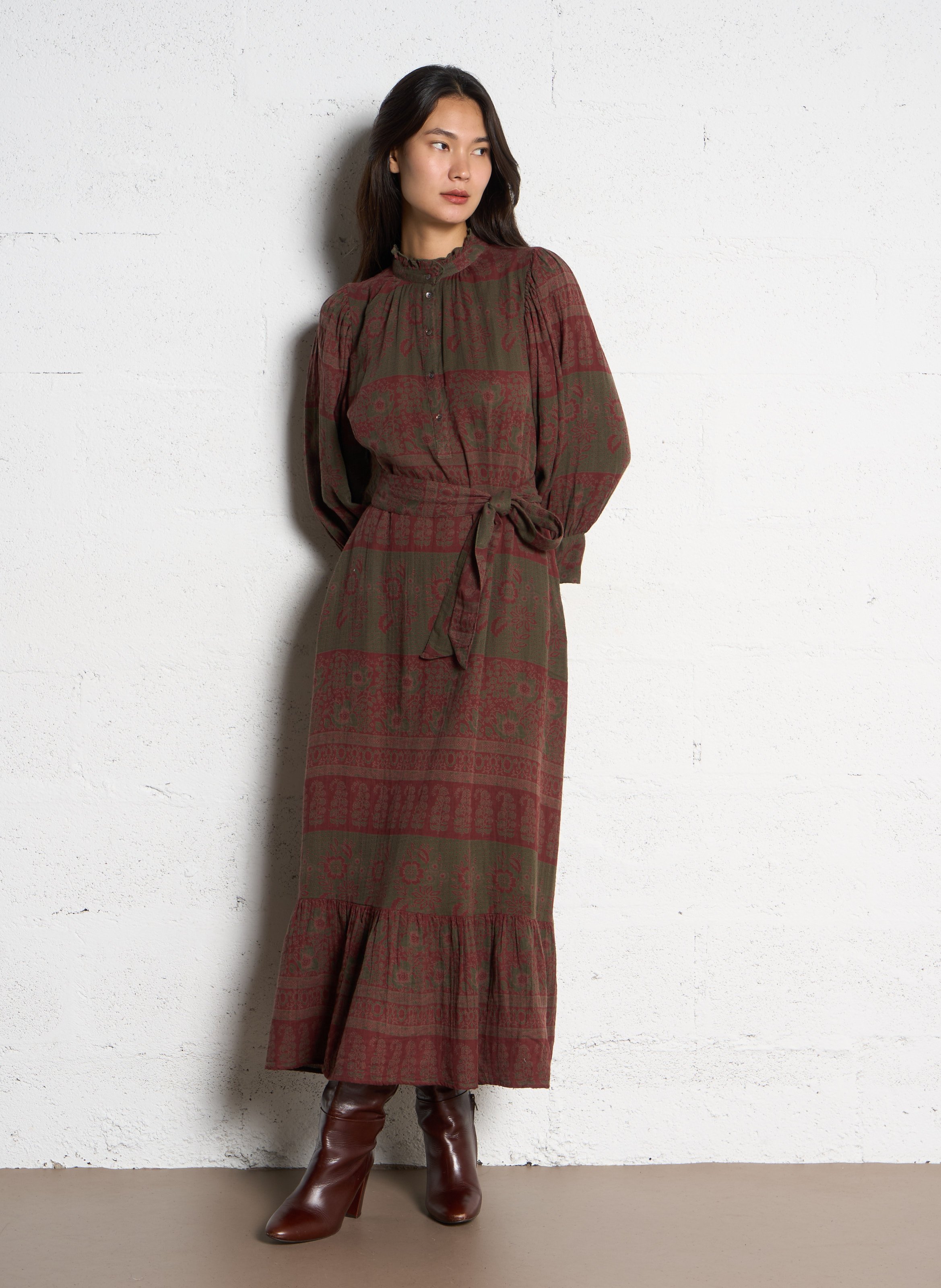 Maxikleid aus Baumwolle mit viktorianischem Kragen und Print ANTIK BATIK Khaki