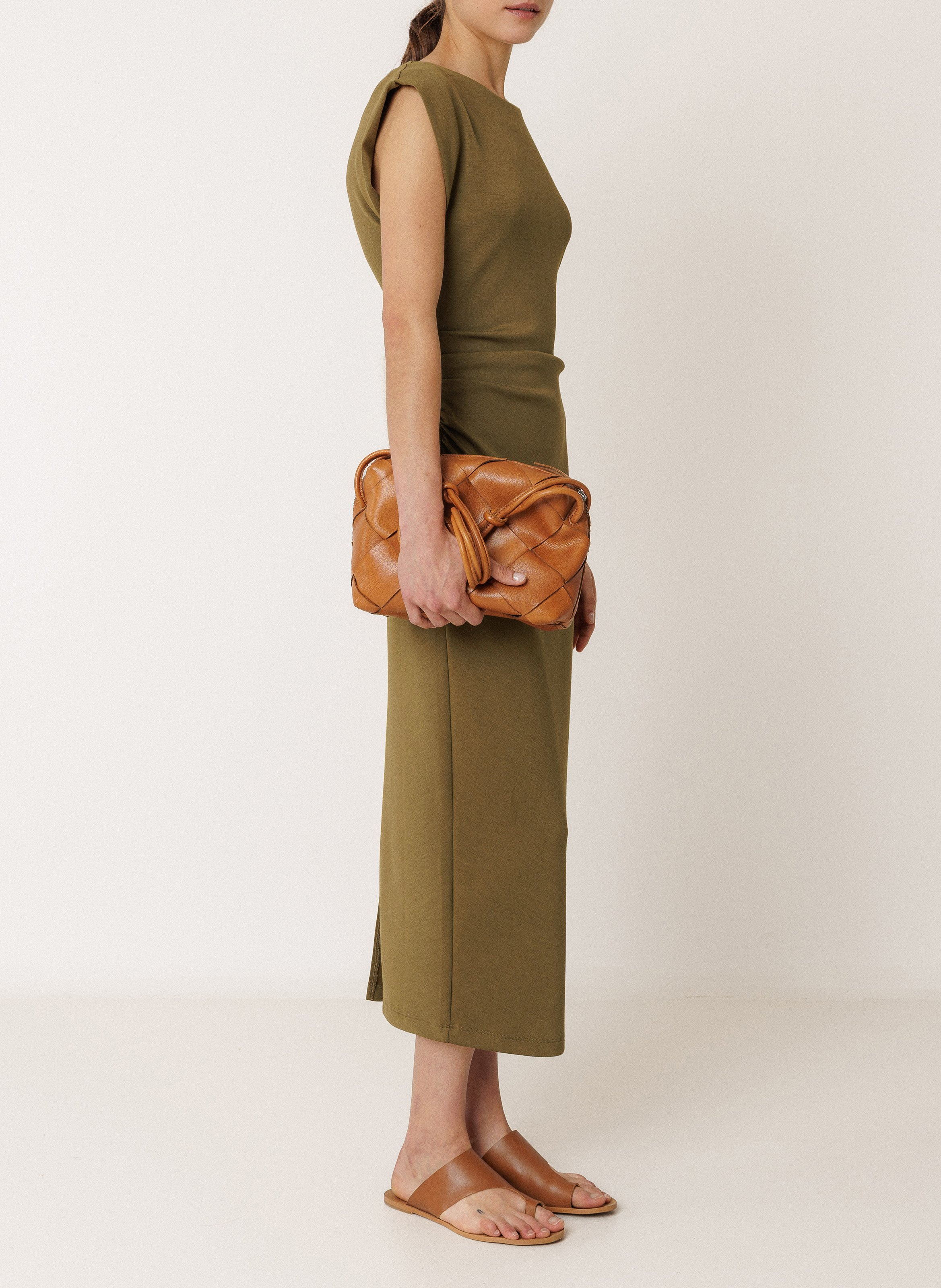 Halflange, nauwsluitende jurk met ronde hals INDI & COLD Kaki