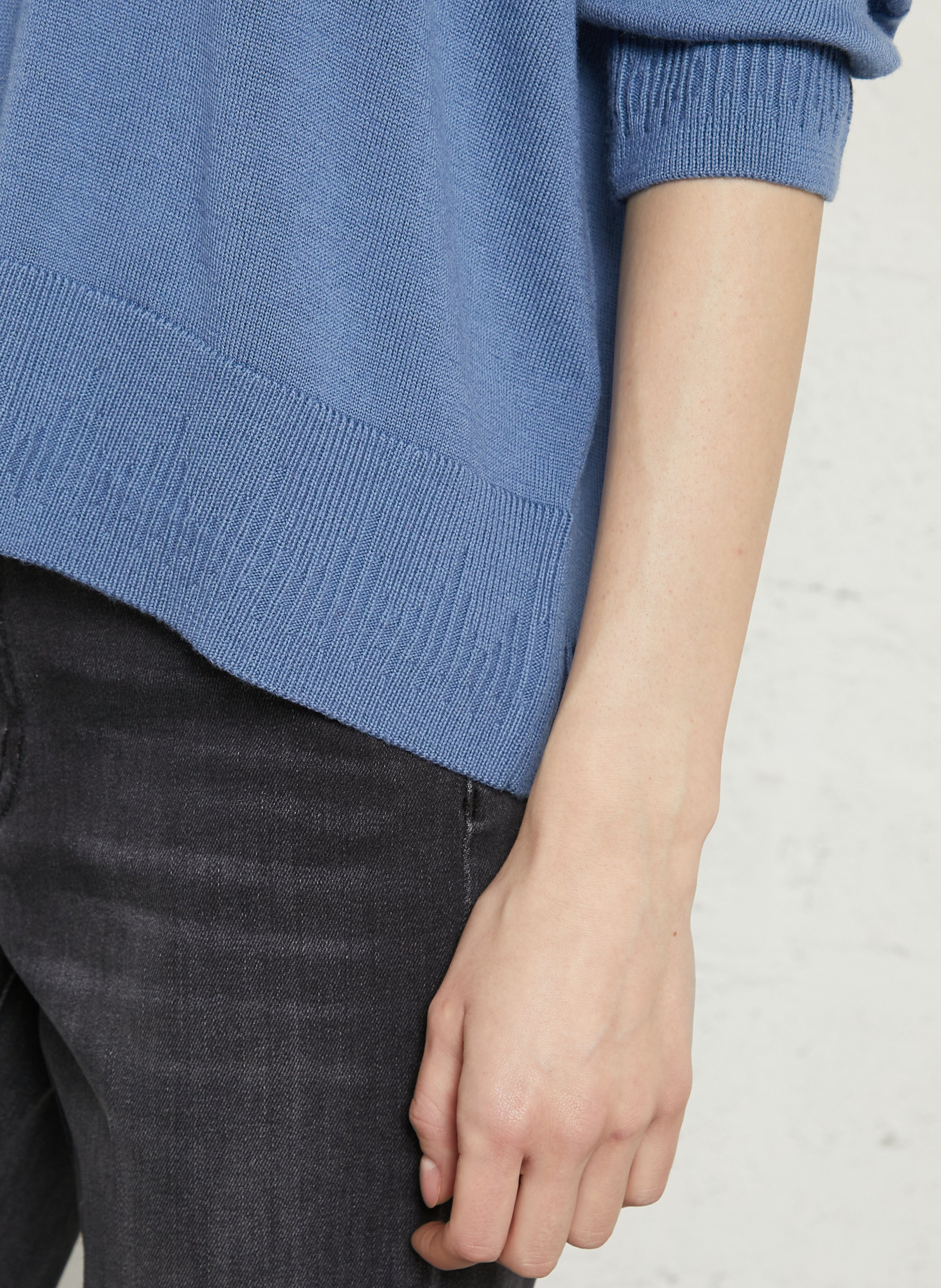 Weiter Rundhalsausschnitt-Pullover mit offener Rückenpartie aus Wolle MAISON ANJE Blau