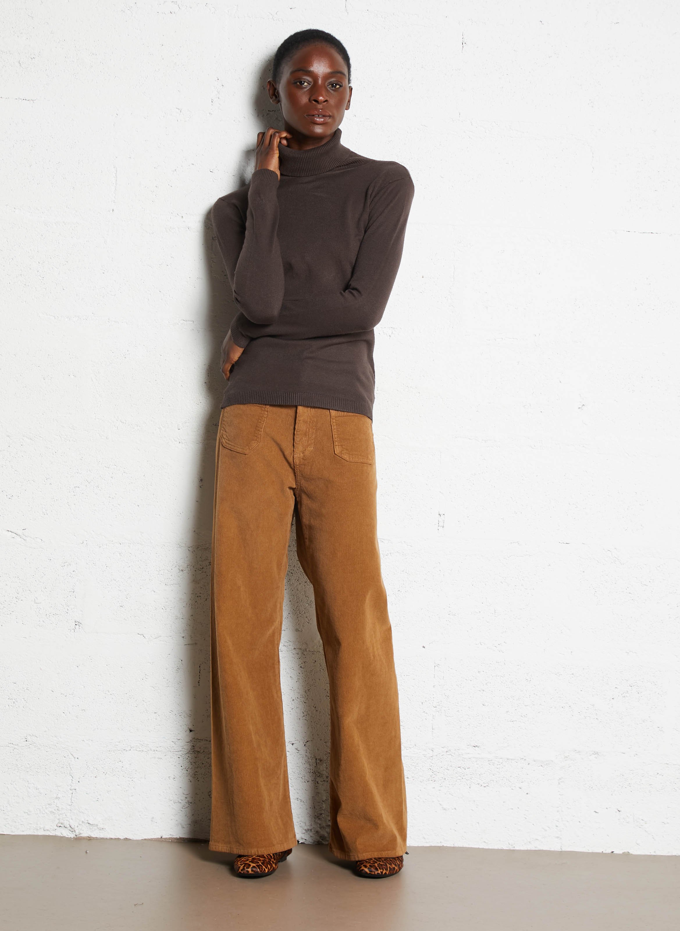 Pull moulant col roulé  Marron