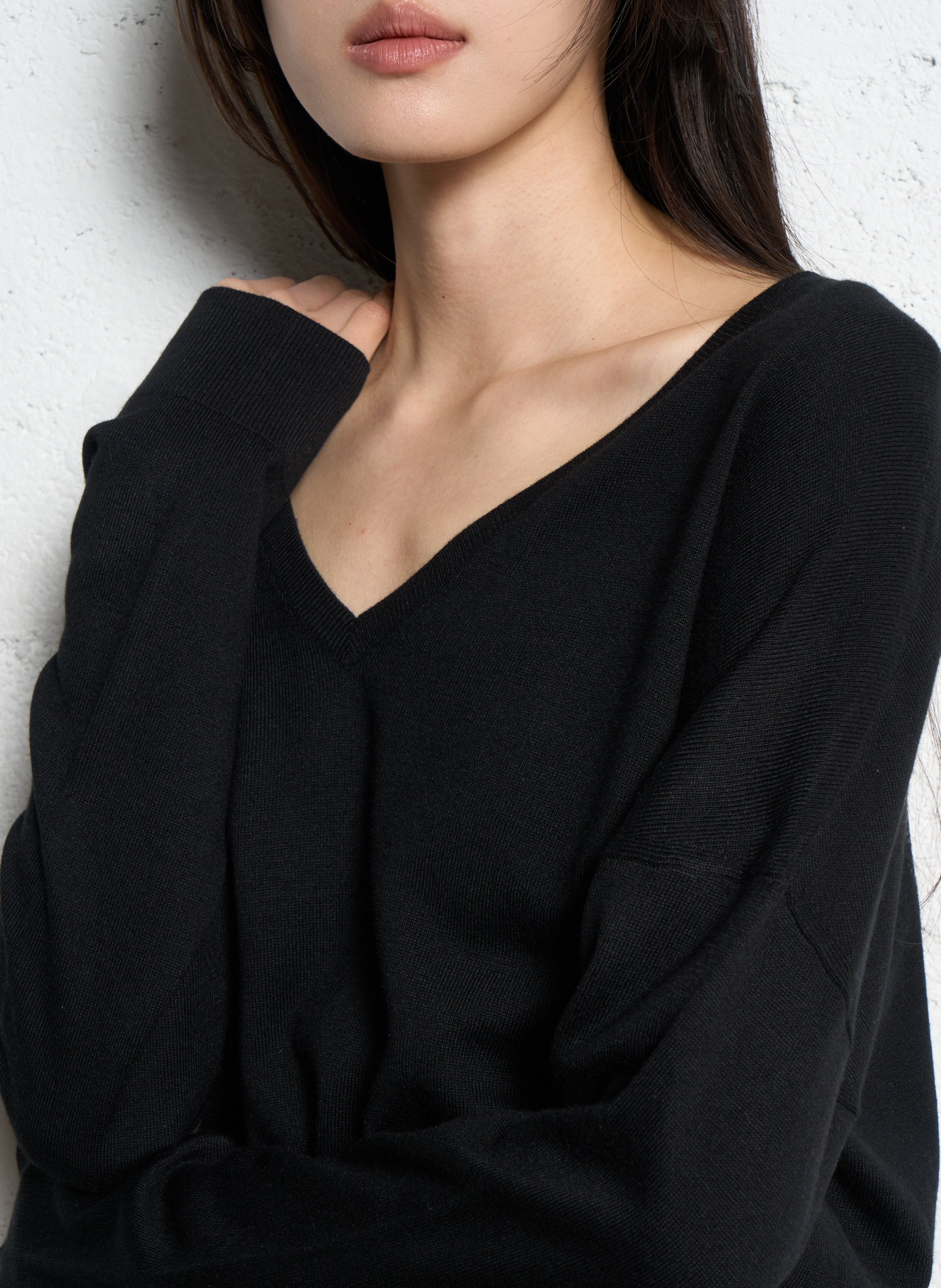 Gerade geschnittener Pullover mit V-Ausschnitt aus einfarbigem Strick. IKKS Schwarz