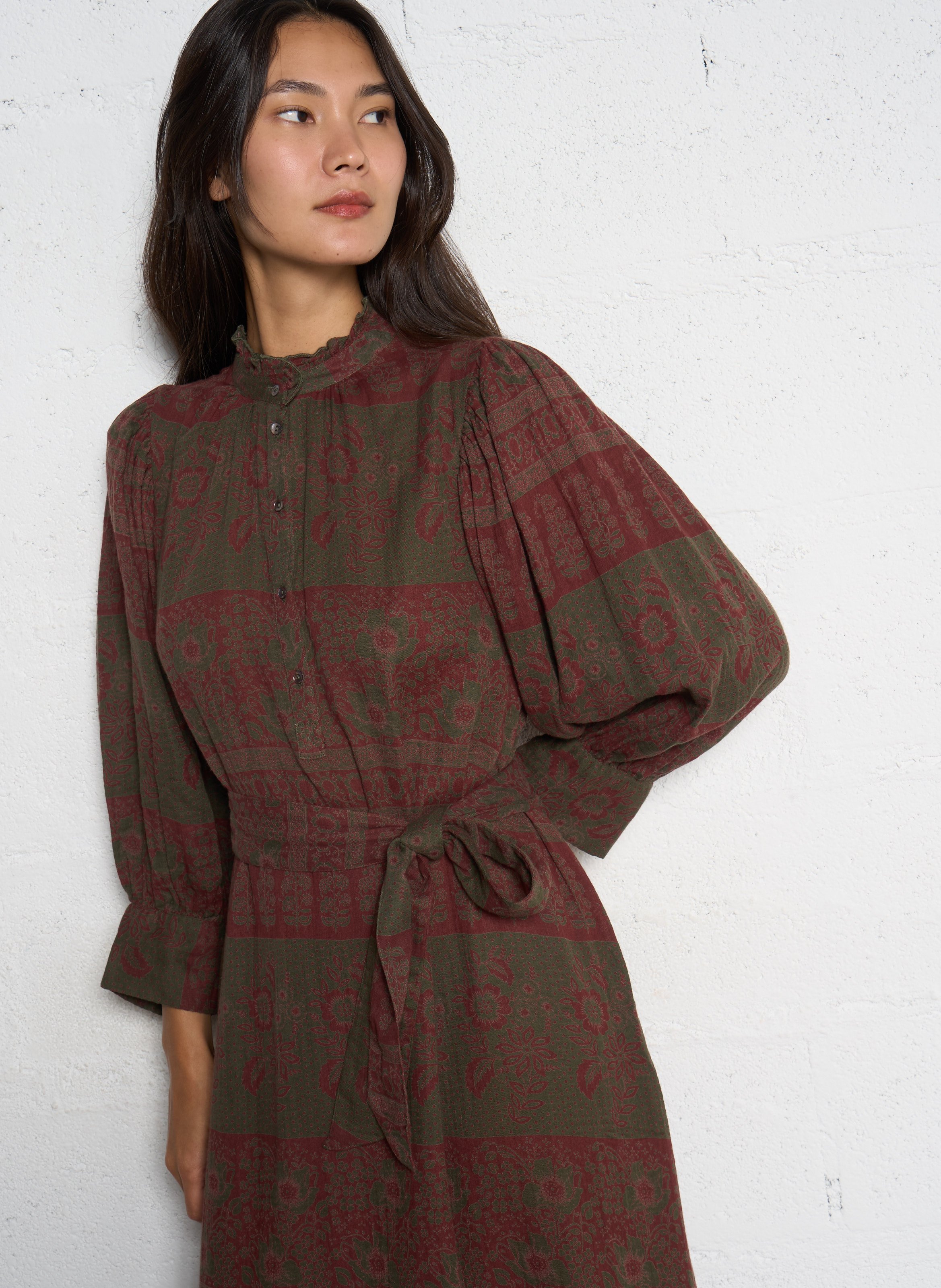 Maxikleid aus Baumwolle mit viktorianischem Kragen und Print ANTIK BATIK Khaki