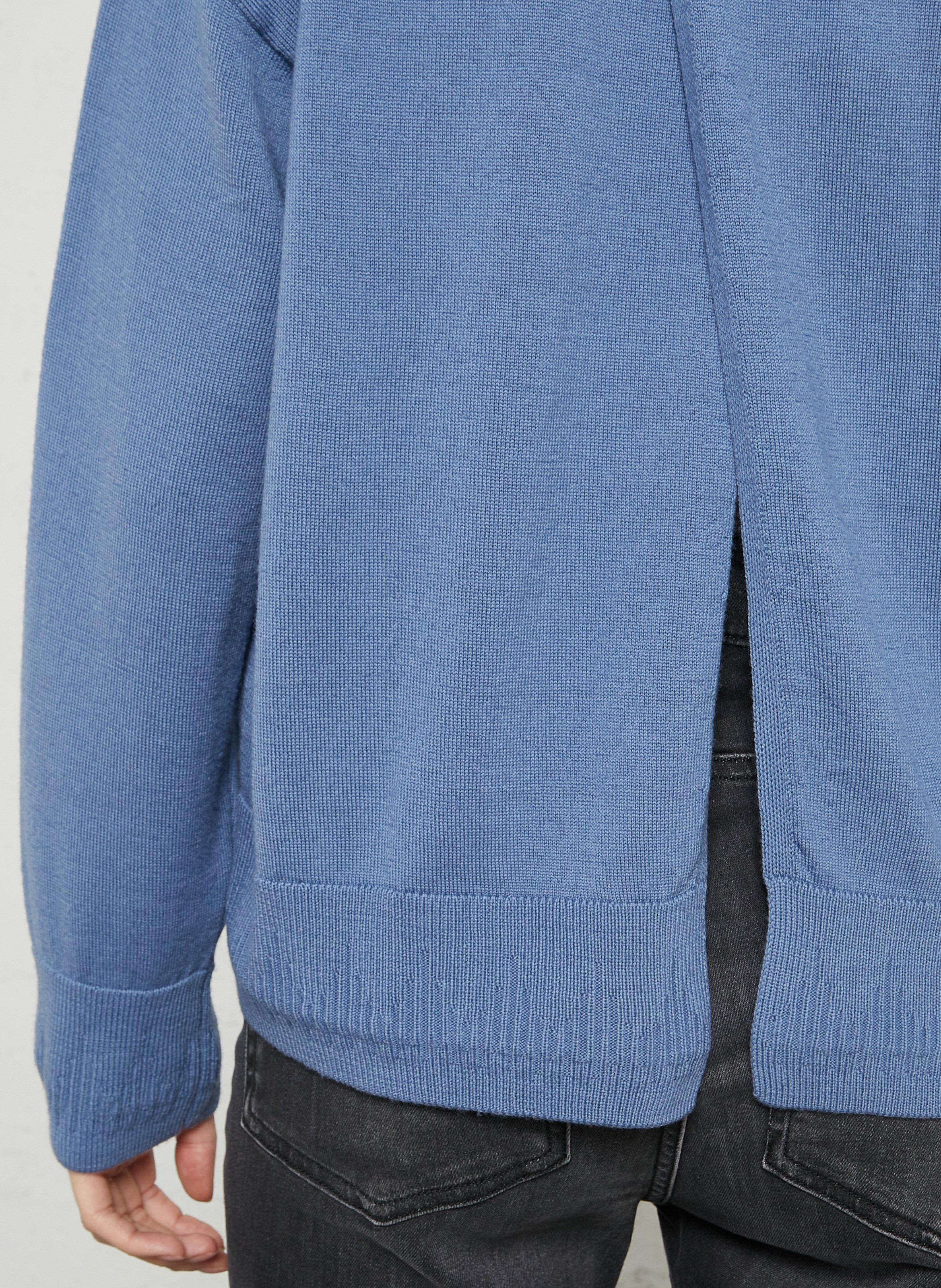 Weiter Rundhalsausschnitt-Pullover mit offener Rückenpartie aus Wolle MAISON ANJE Blau