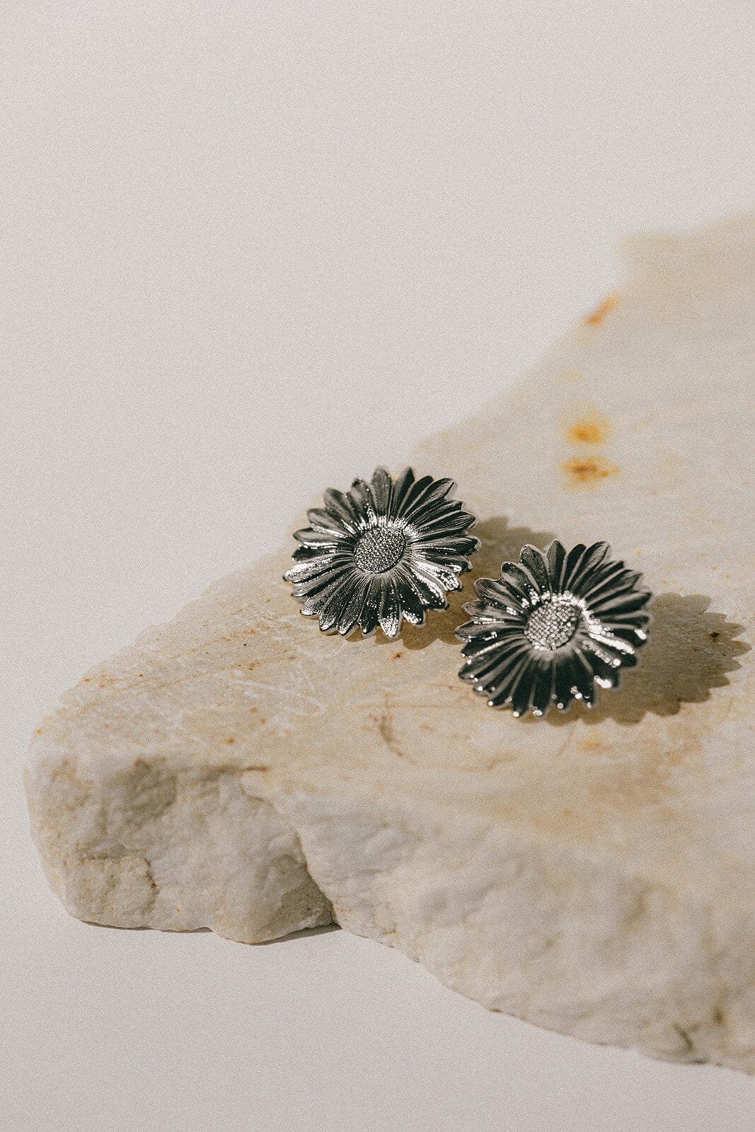 Large flower stud earrings in silver-plated  MONSIEUR SIMONE Silver