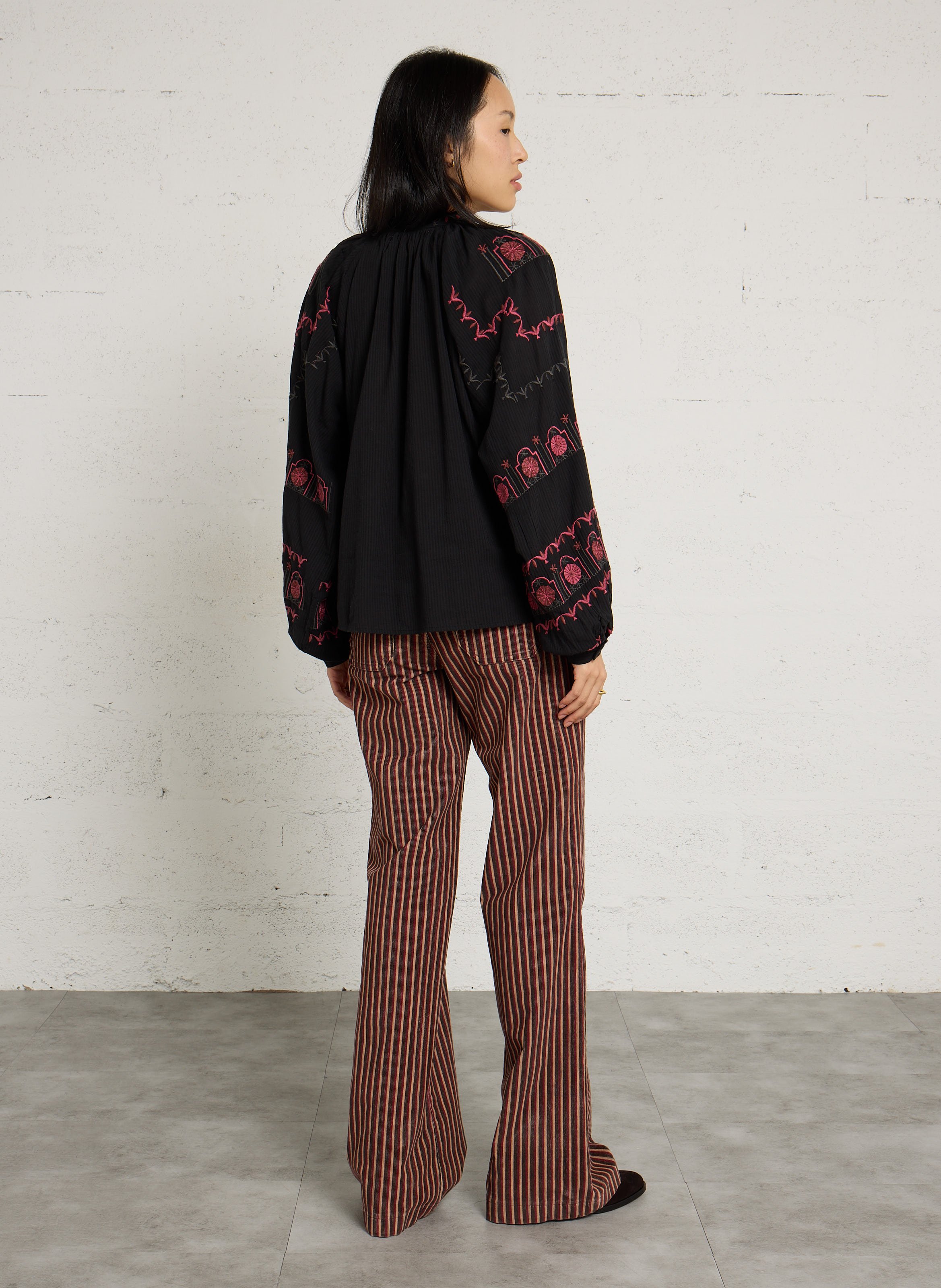 Ruimvallende blouse met katoenen borduursels MAISON HOTEL Roze