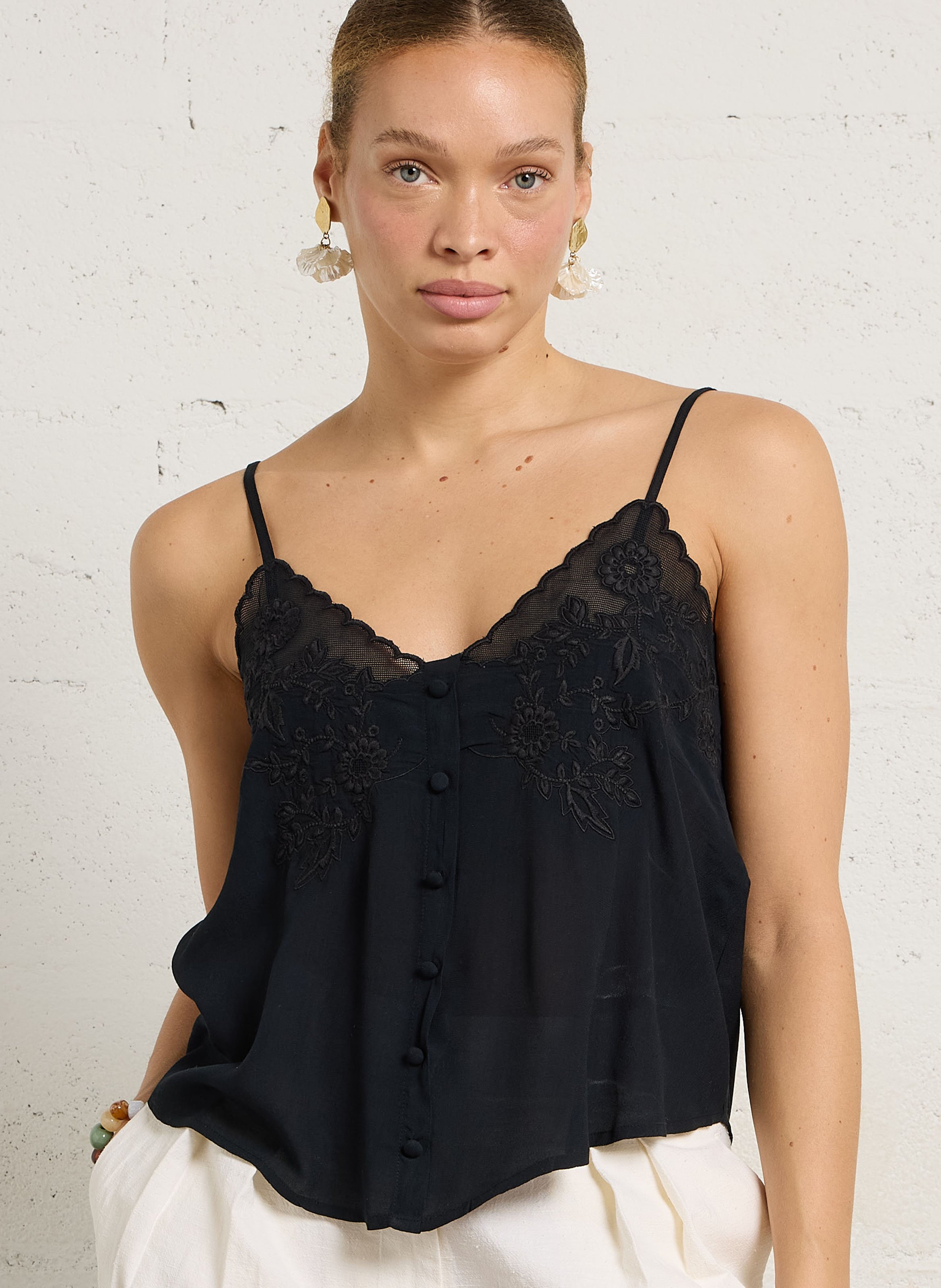 Gerade geschnittenes Top mit V-Ausschnitt und Stickerei. LOUISE MISHA Schwarz