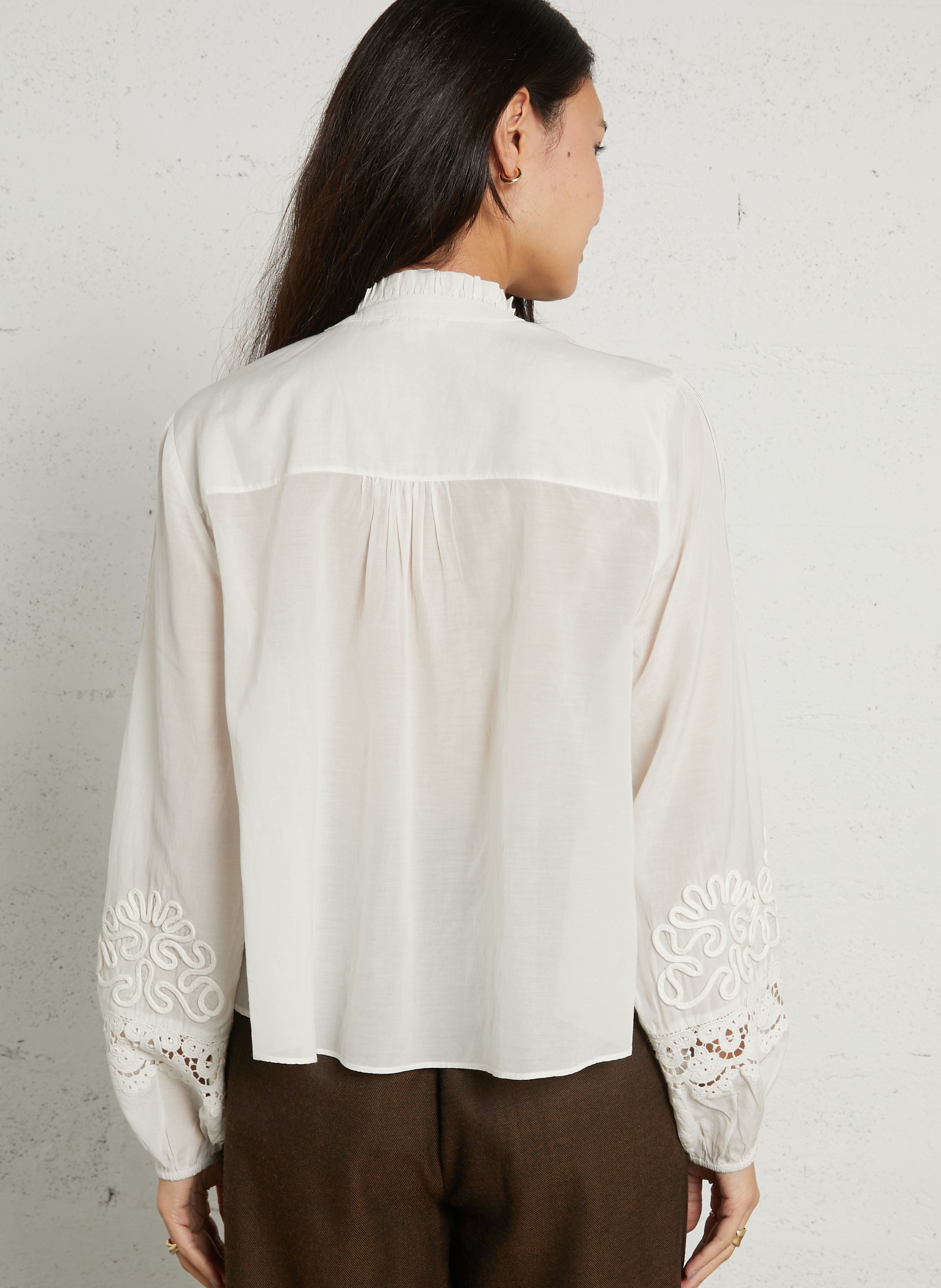 Cheise col montant à volants LOUISE MISHA Beige