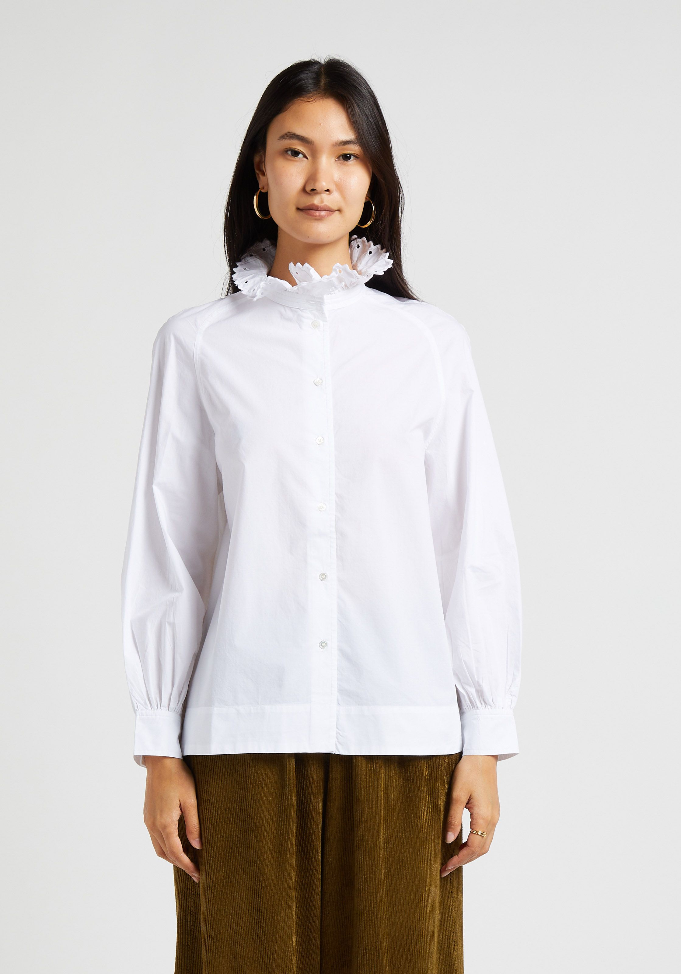 Camisa blanca cuello alto outlet mujer