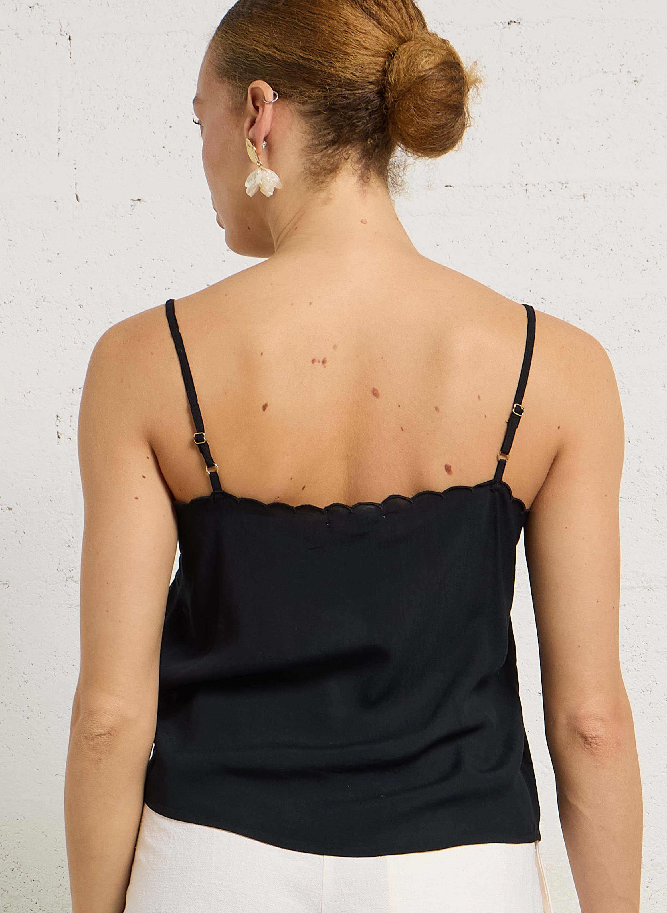 Gerade geschnittenes Top mit V-Ausschnitt und Stickerei. LOUISE MISHA Schwarz