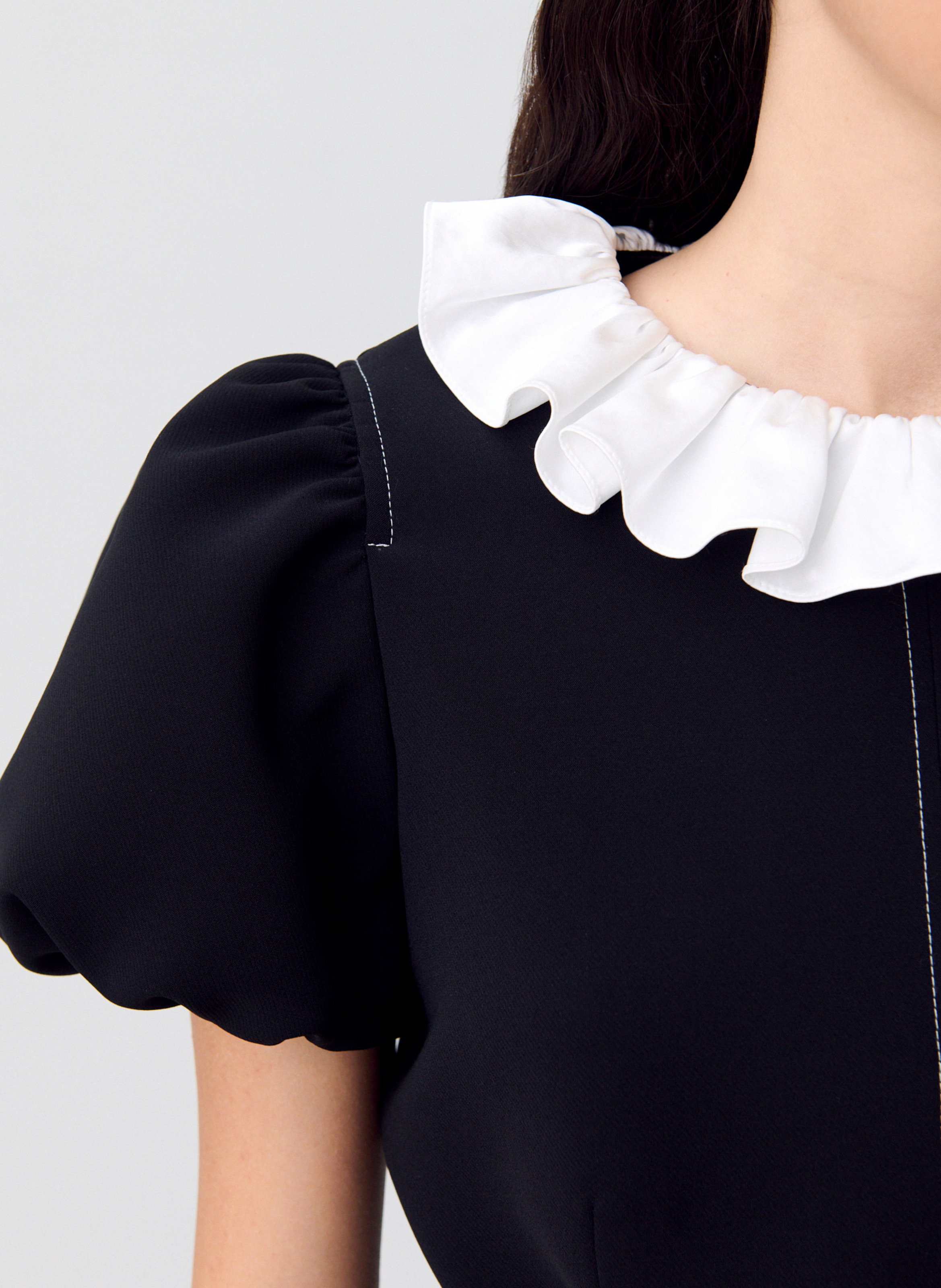 Robe courte cintrée à col volanté CLAUDIE PIERLOT Noir