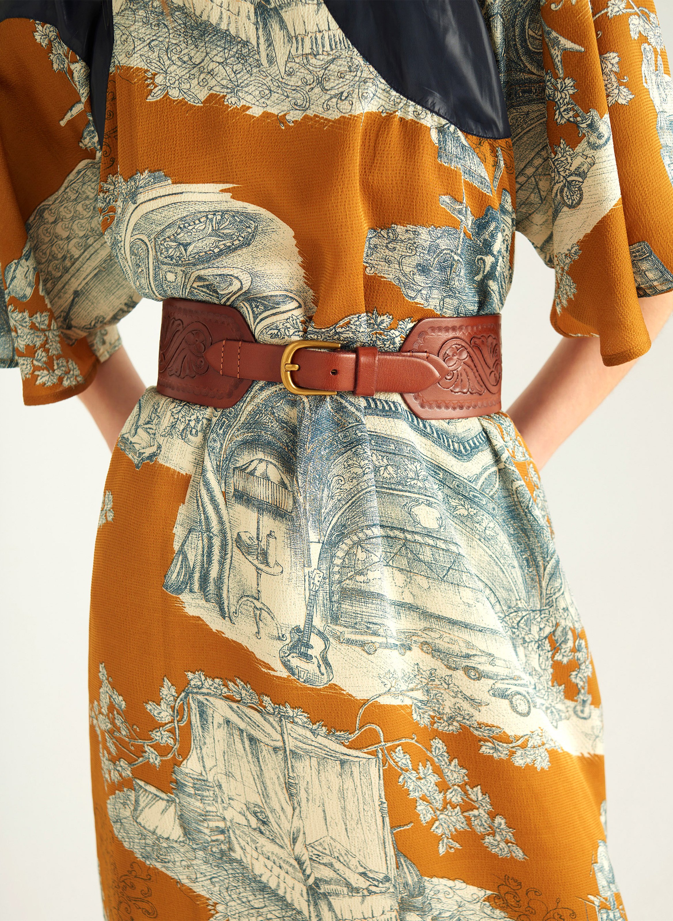 - Gespsluiting. - Breedte: 3 cm.  COTELAC Rood