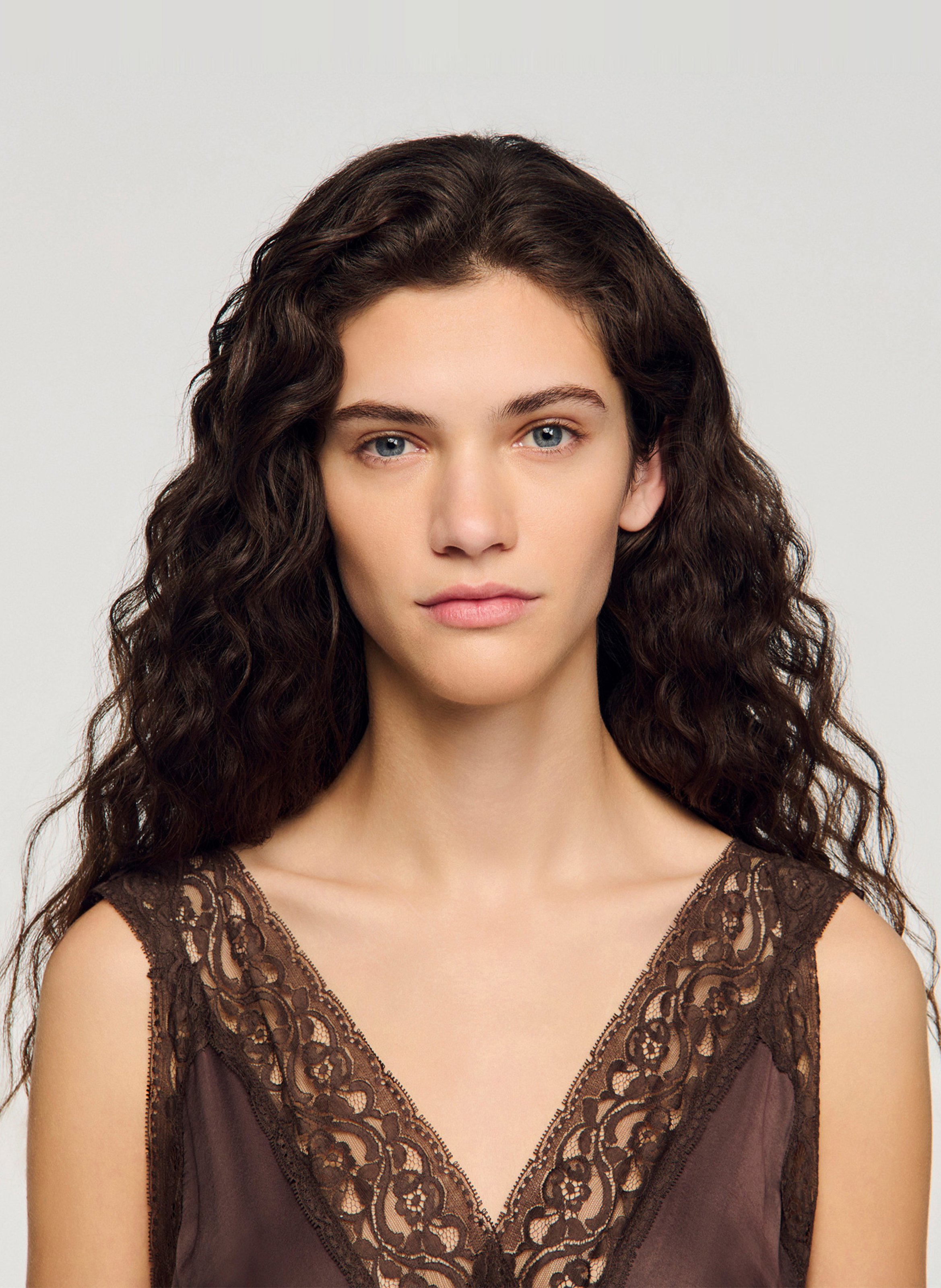 Halflange, glanzende jurk SANDRO Bruin