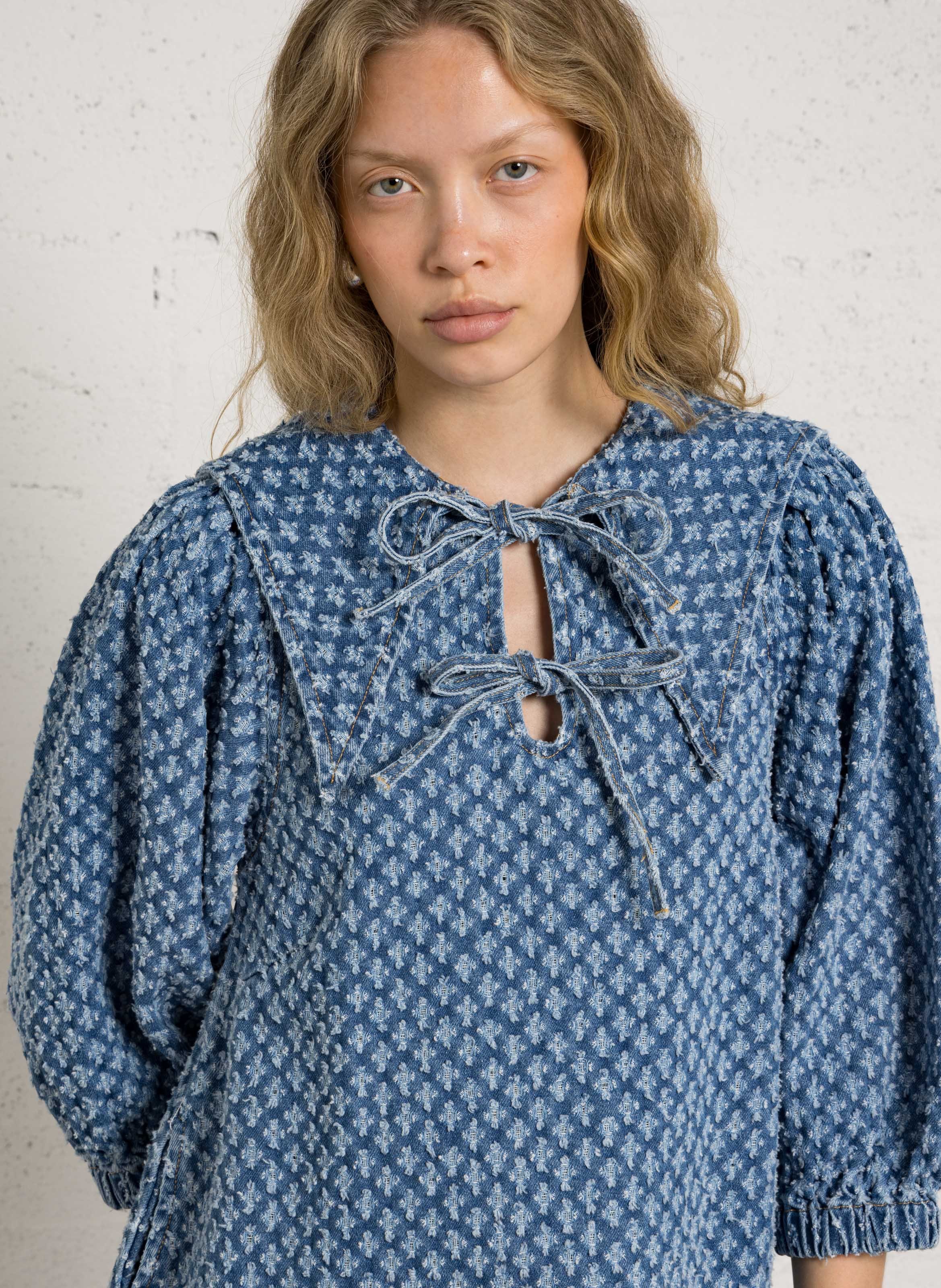 Short V-neck denim cotton dress THE TINY BIG SISTER Blue