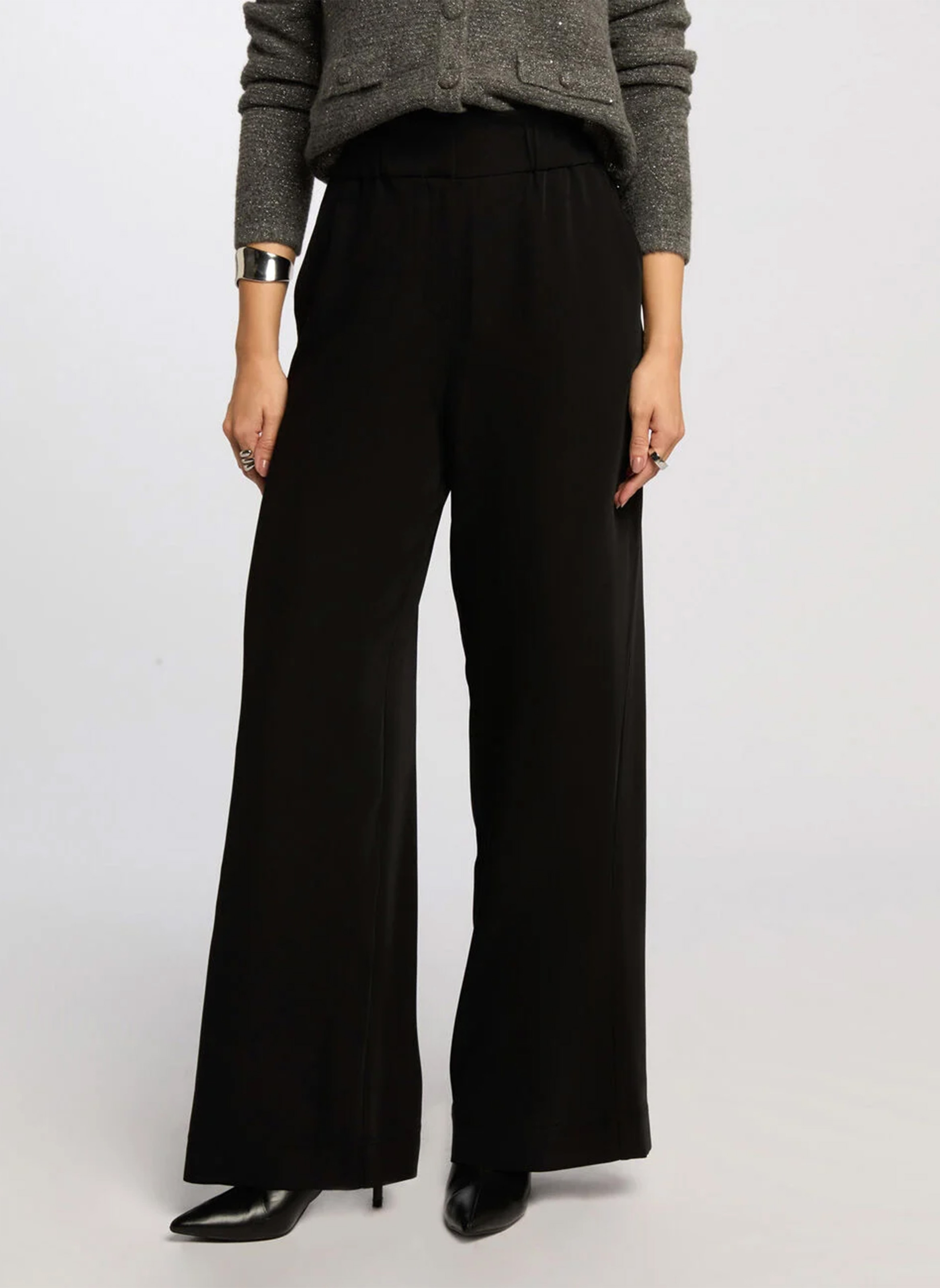 Wide leg pleated pants in a solid color MORGAN Black