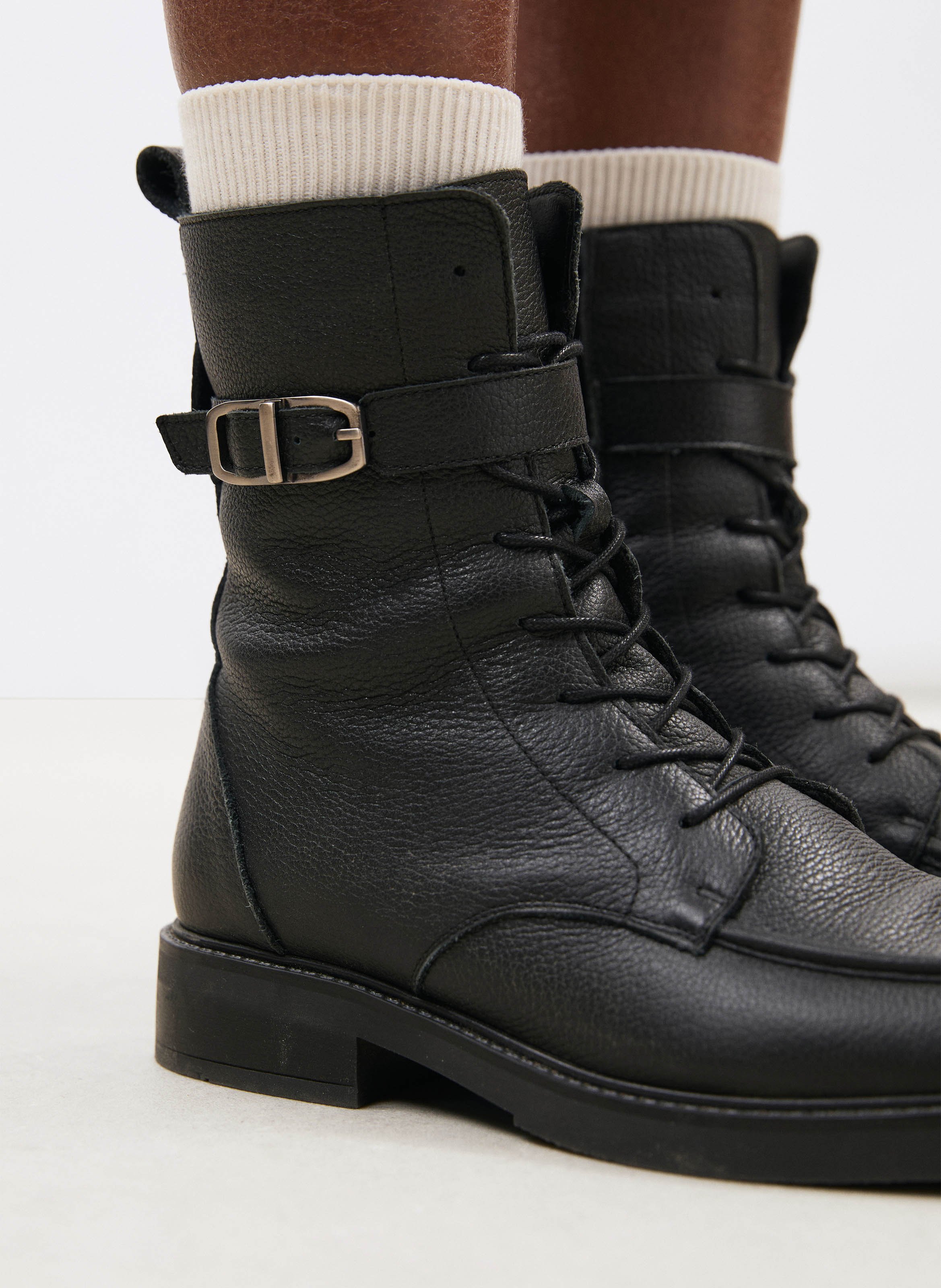 Boots lacées en cuir HUMILITY Noir