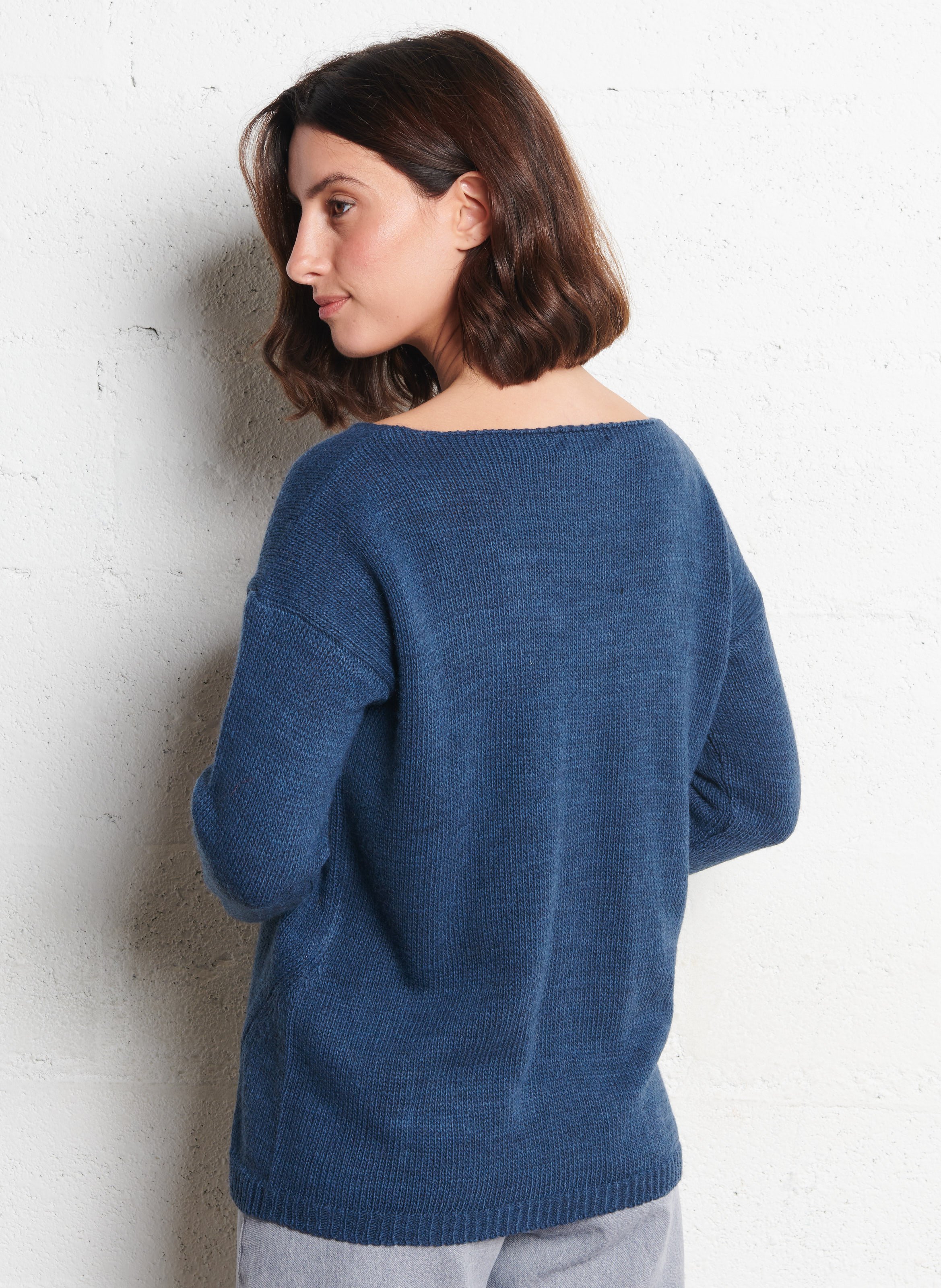 Pull V ample asymétrique uni PLEASE Jean brut