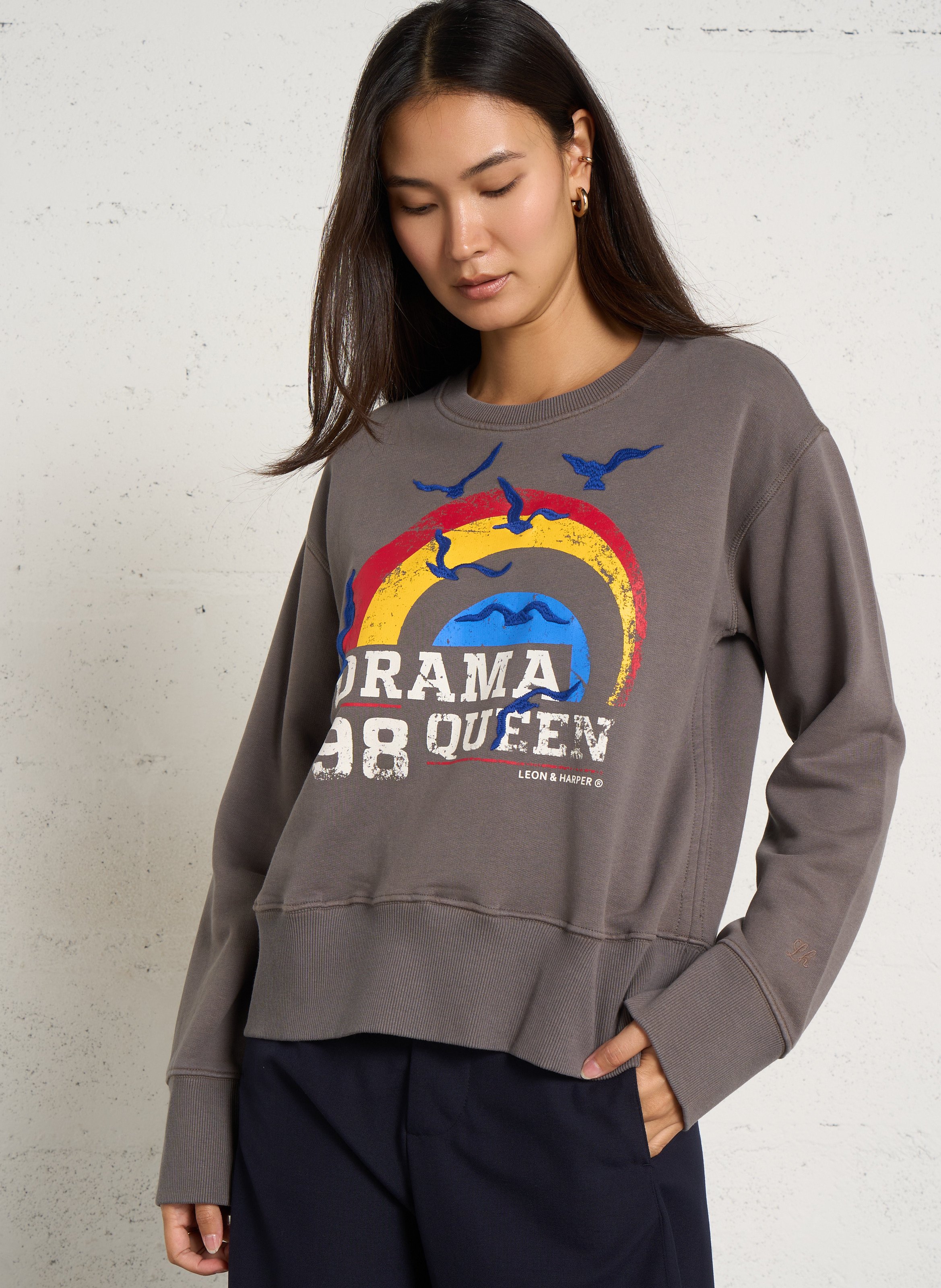 Gerader Rundhalsausschnitt bedruckter Sweater aus Baumwollmischung LEON & HARPER