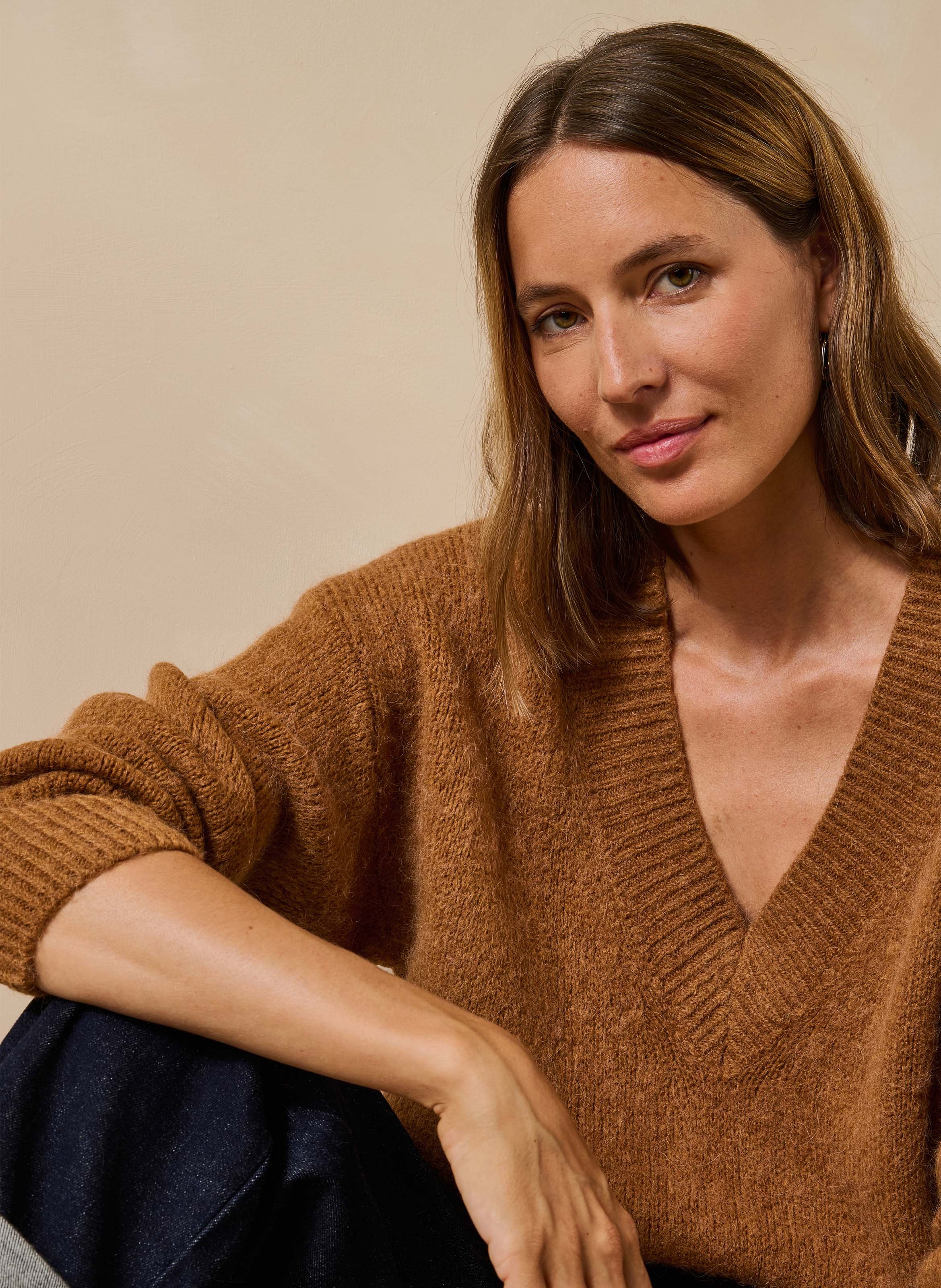 Weiter Pullover mit V-Ausschnitt LA FEE MARABOUTEE Braun