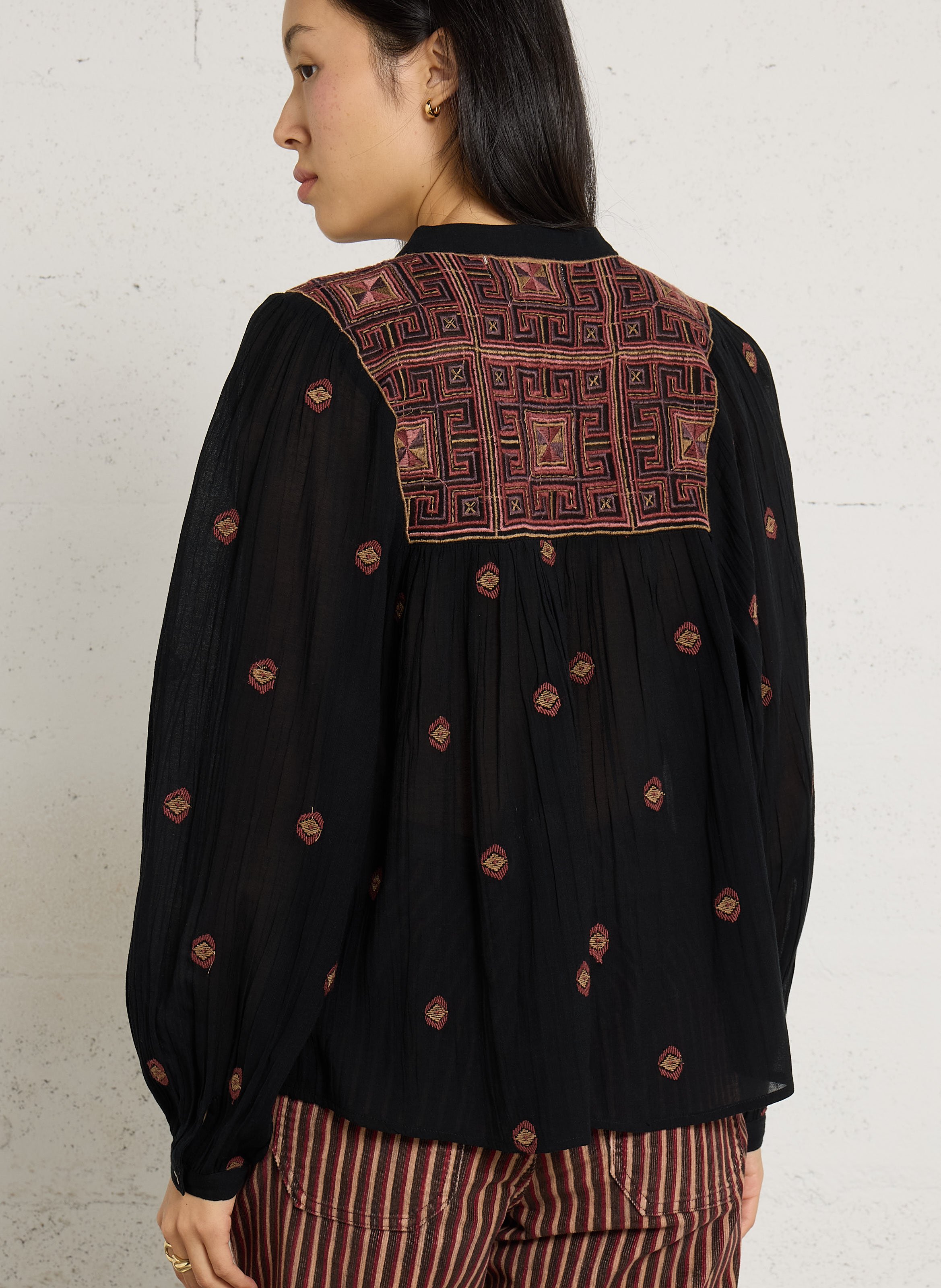 Blouse met Tunesische kraag en borduursels MAISON HOTEL Zwart