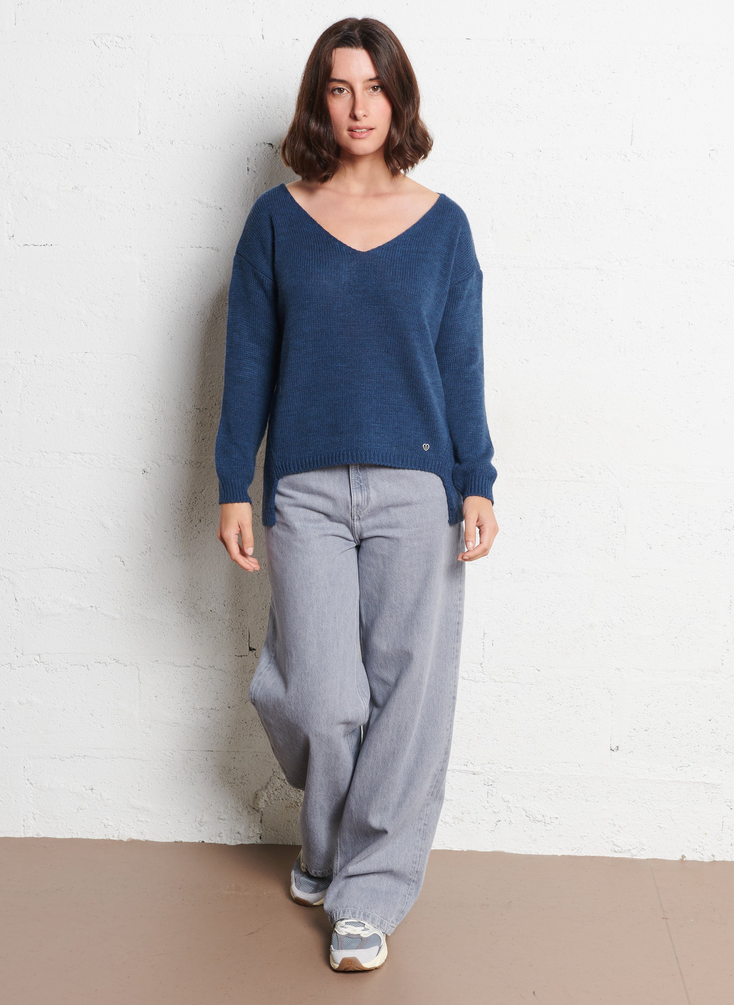 Pull V ample asymétrique uni PLEASE Jean brut