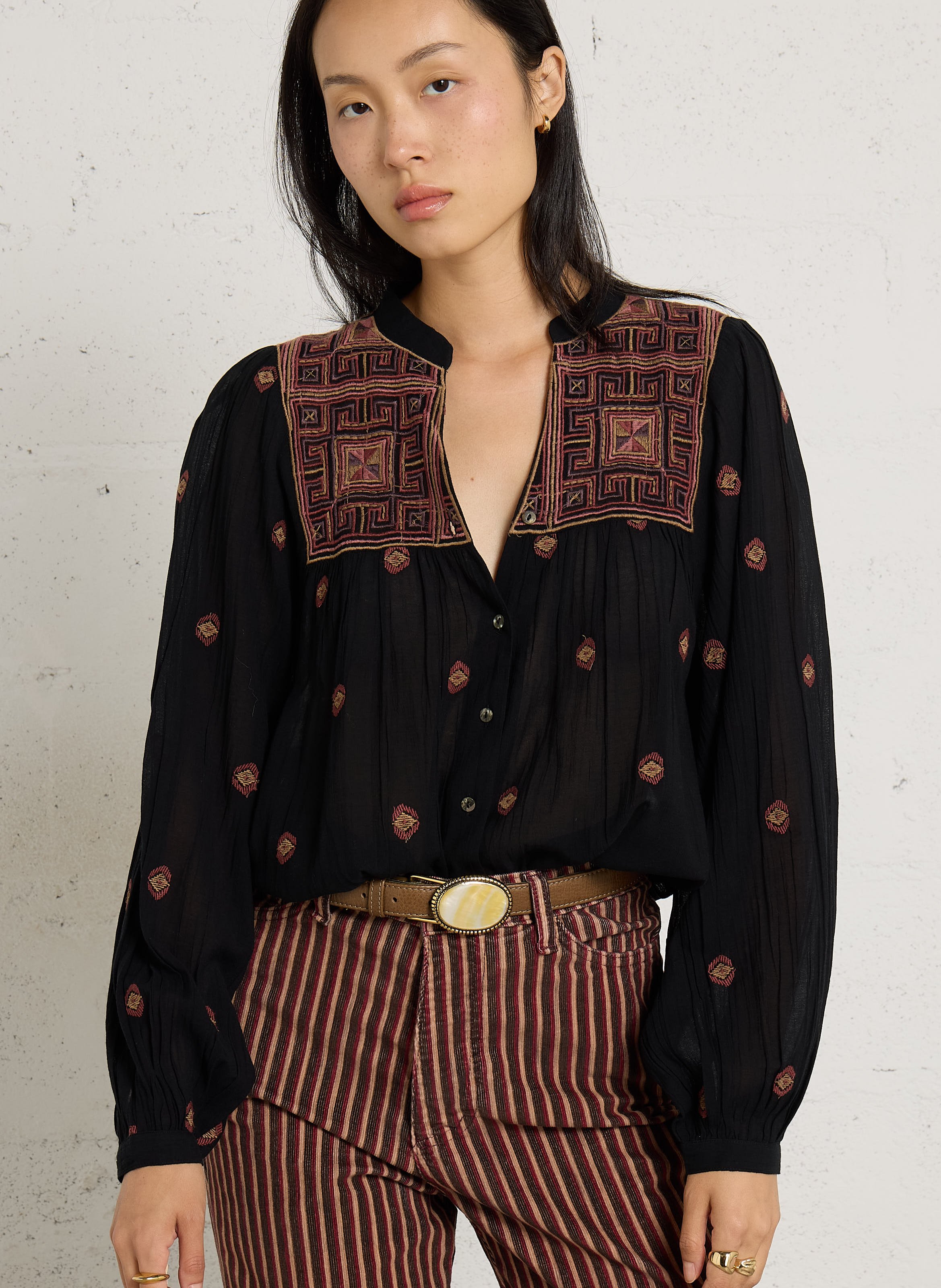Blouse met Tunesische kraag en borduursels MAISON HOTEL Zwart