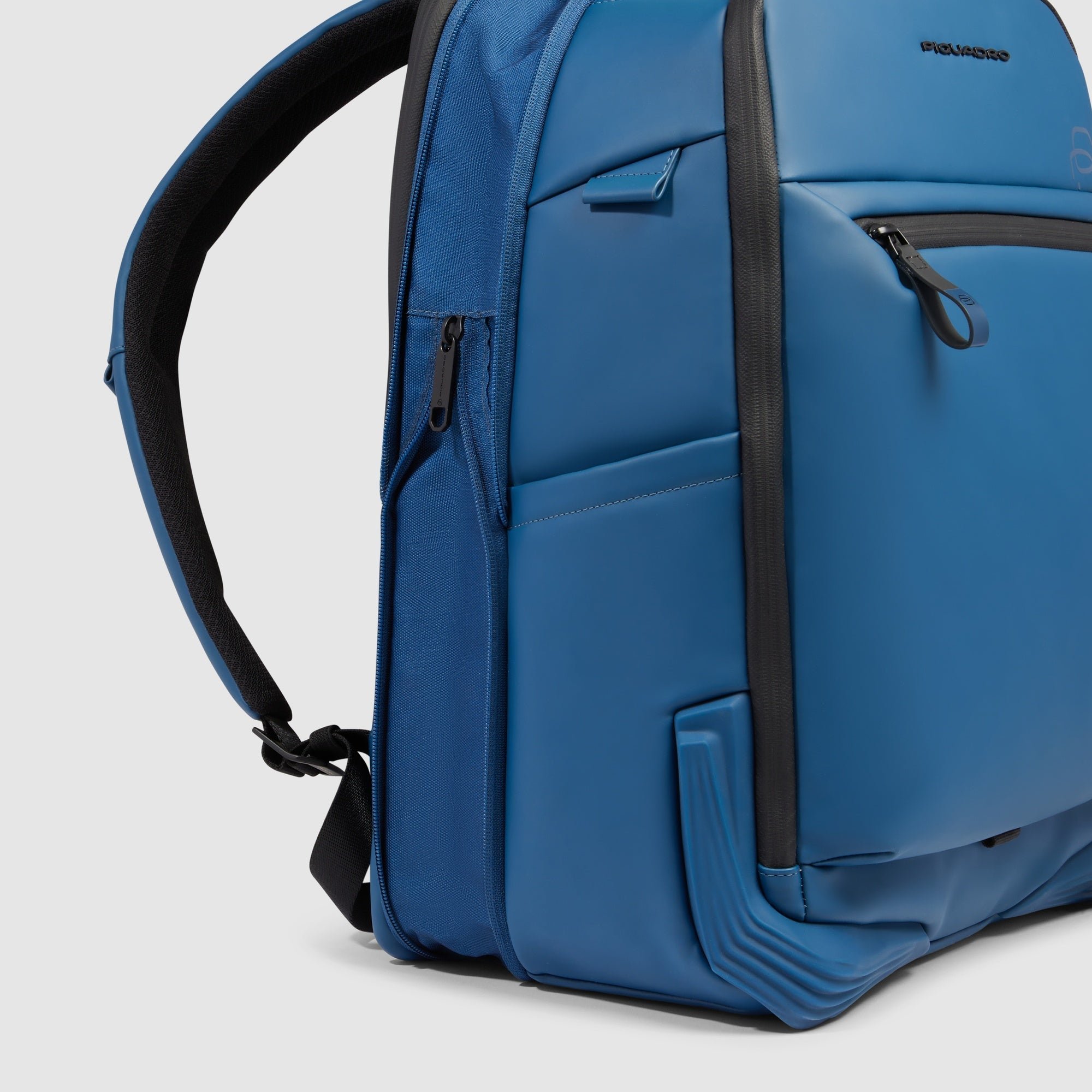 Convertible travel backpack that fits under the seat PIQUADRO Grey