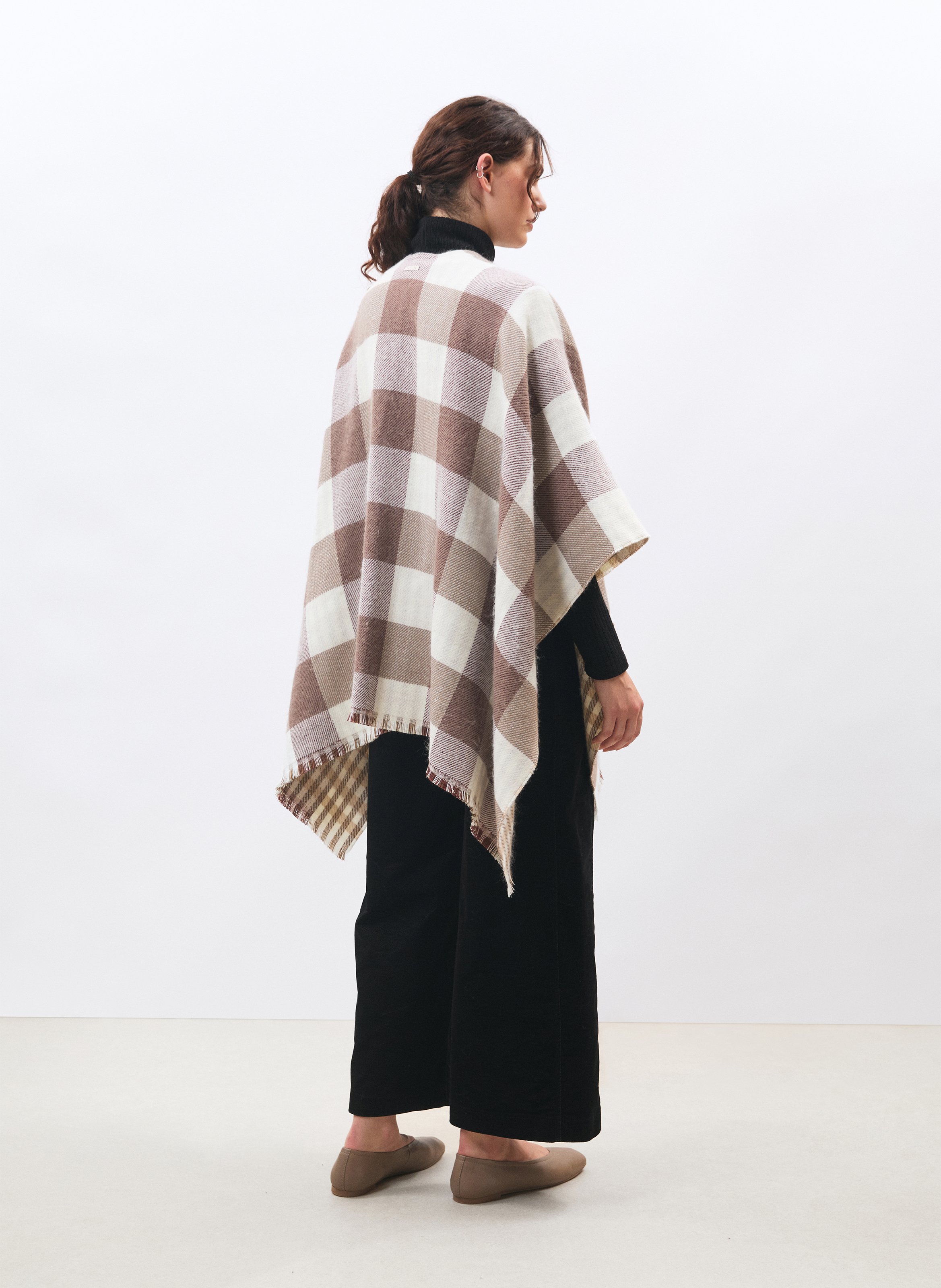 Strickponcho mit Muster HUMILITY Weiss