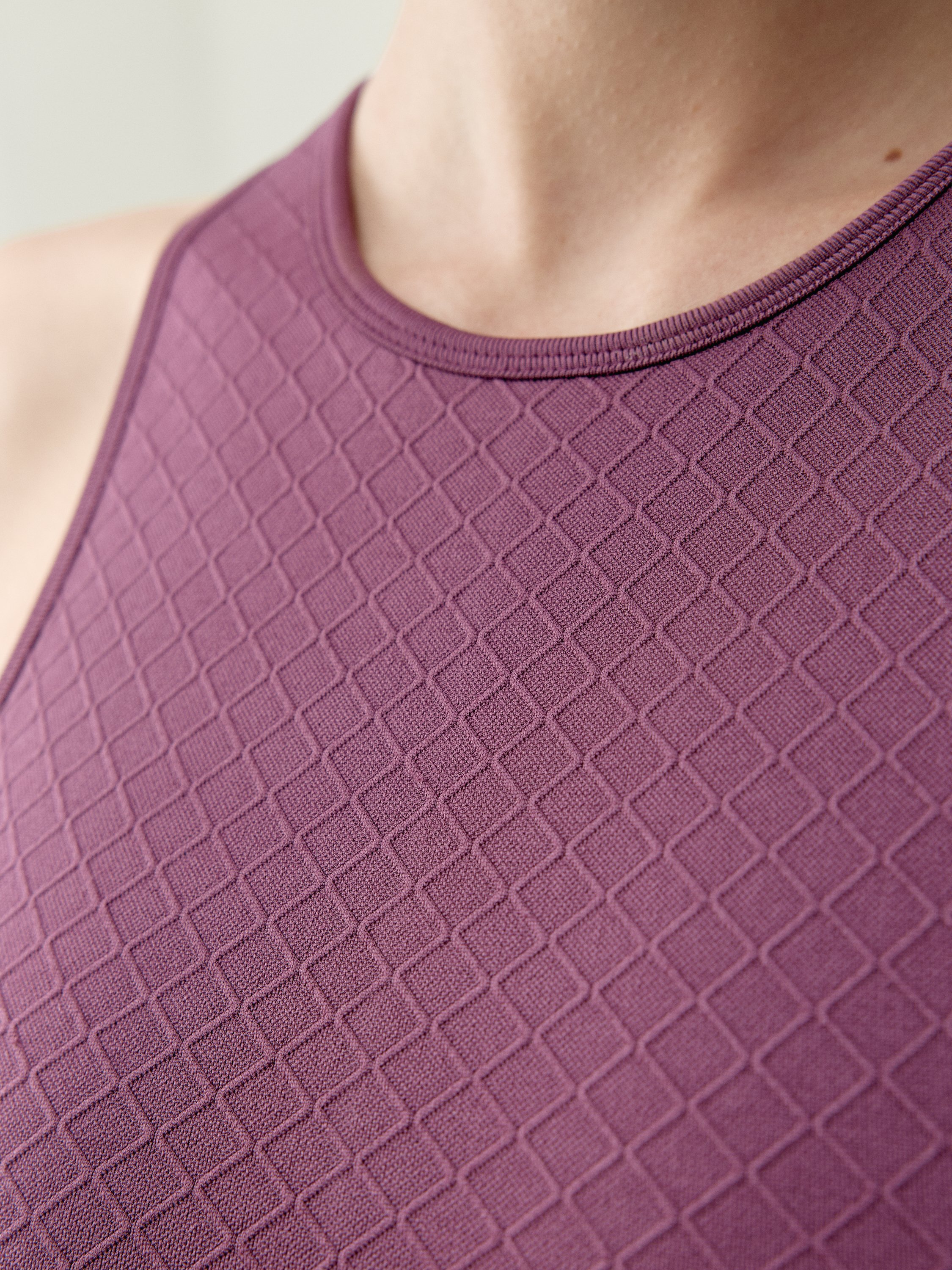 Women's sports bra eira medium-high support removable pads | Red BORN Women