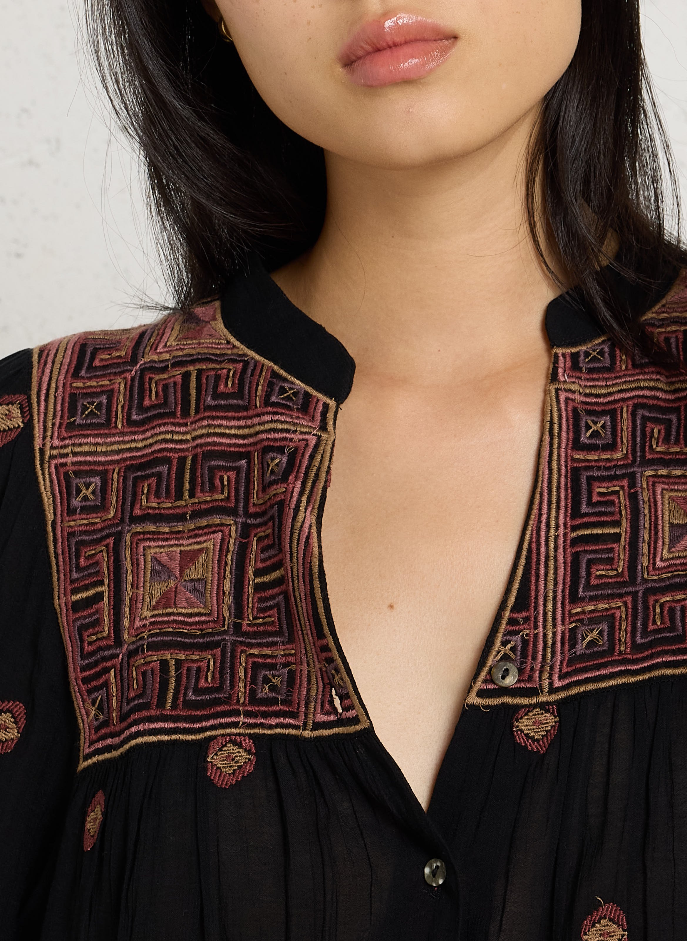Blouse met Tunesische kraag en borduursels MAISON HOTEL Zwart