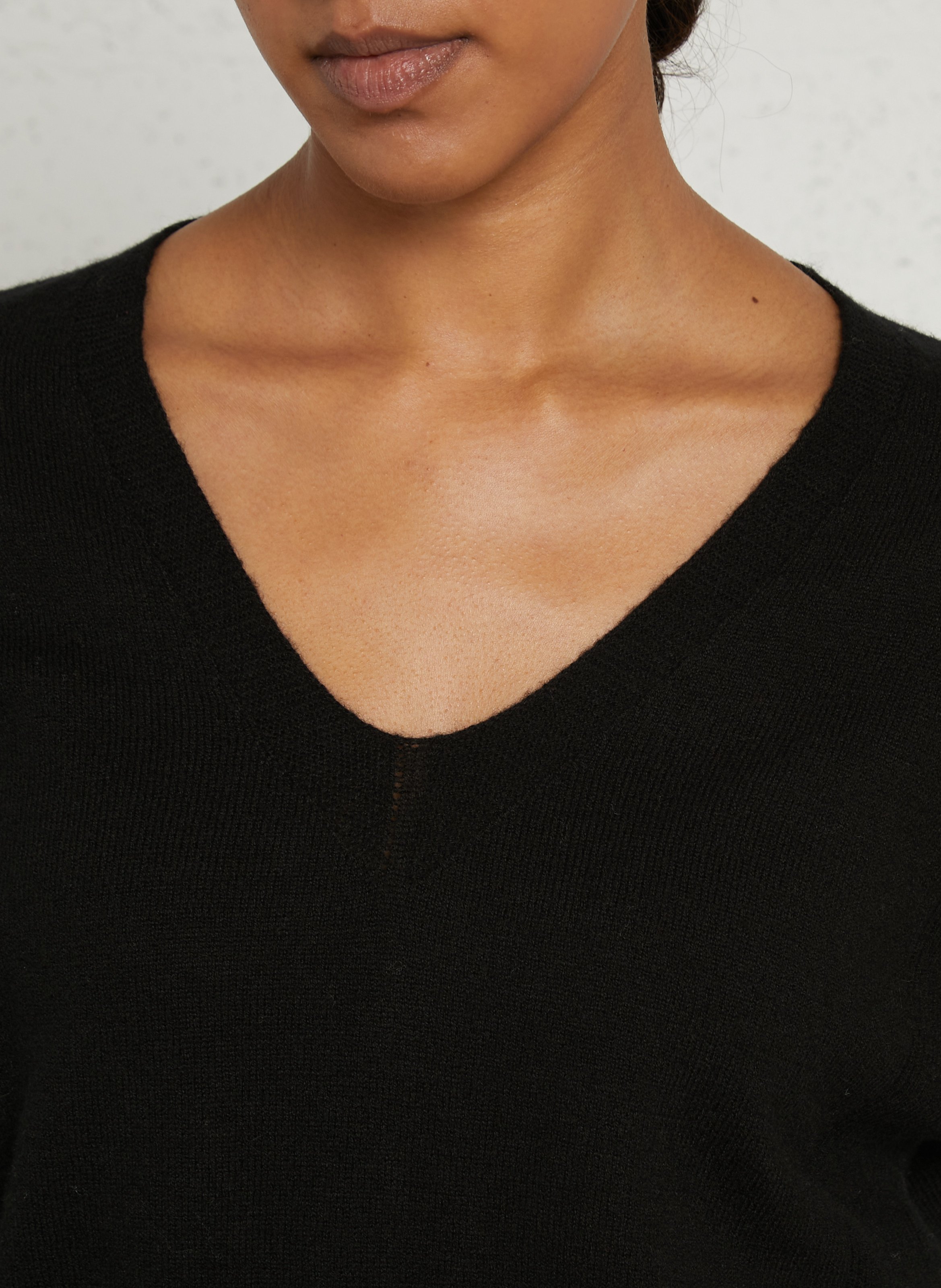 Straight v-neck wool sweater MAISON 123 Black