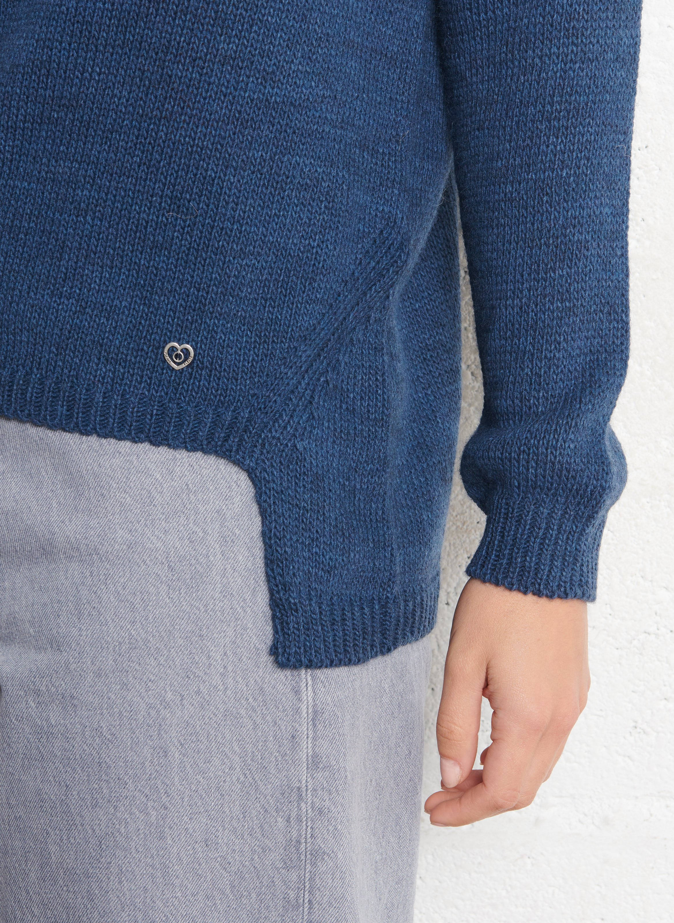 Pull V ample asymétrique uni PLEASE Jean brut