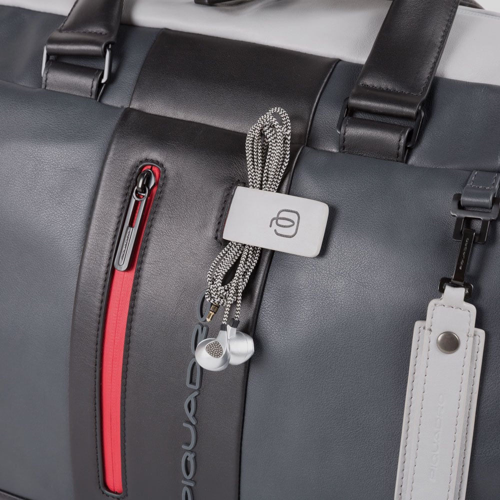 Personalized travel bag with shoe compartment and trolley strap. PIQUADRO Grey